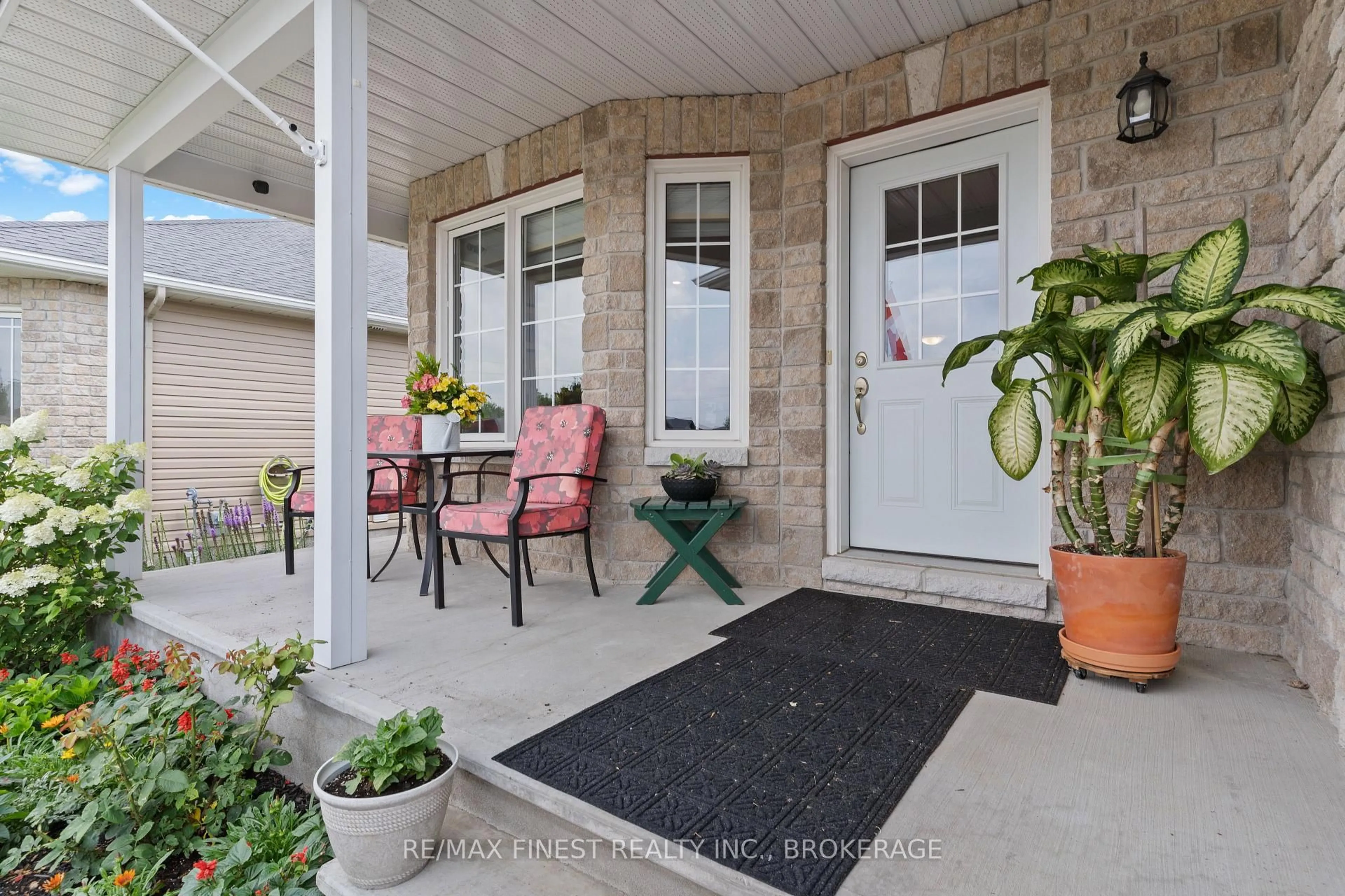 Indoor entryway for 17 Lee Ave, Smiths Falls Ontario K7A 0A2