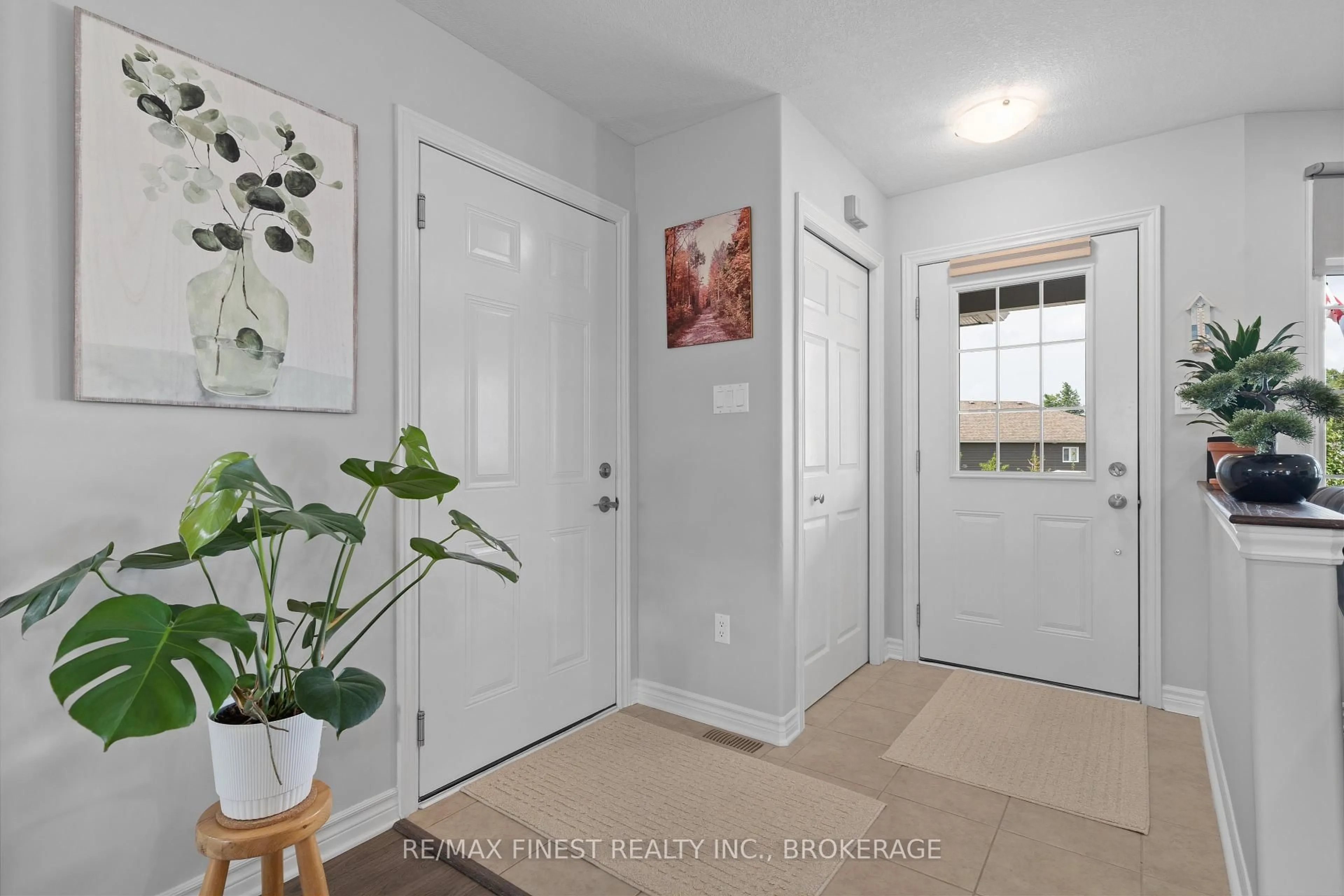 Indoor entryway for 17 Lee Ave, Smiths Falls Ontario K7A 0A2