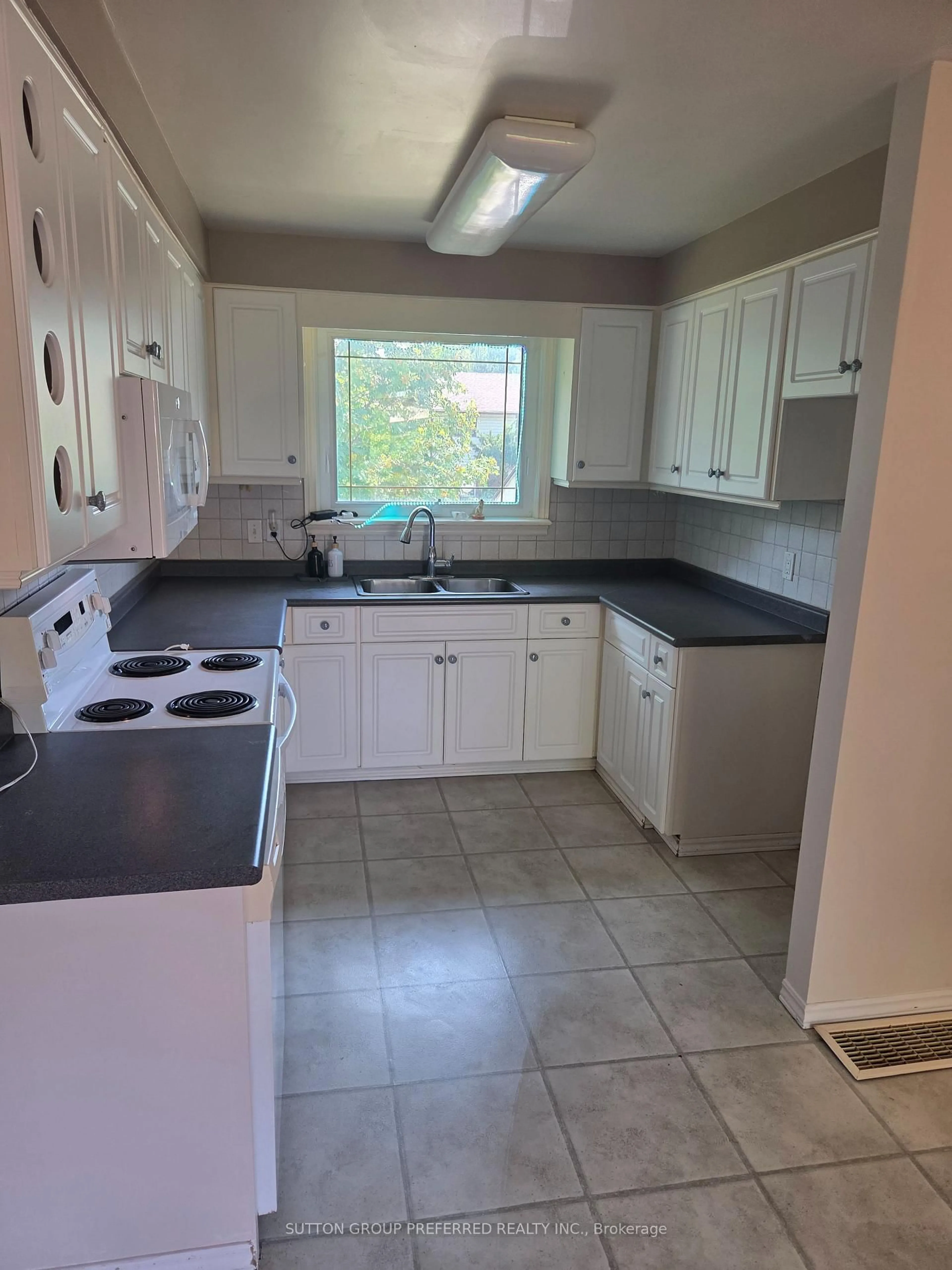 Standard kitchen, ceramic/tile floor for 1093 Cree Ave, Woodstock Ontario N4T 1A3