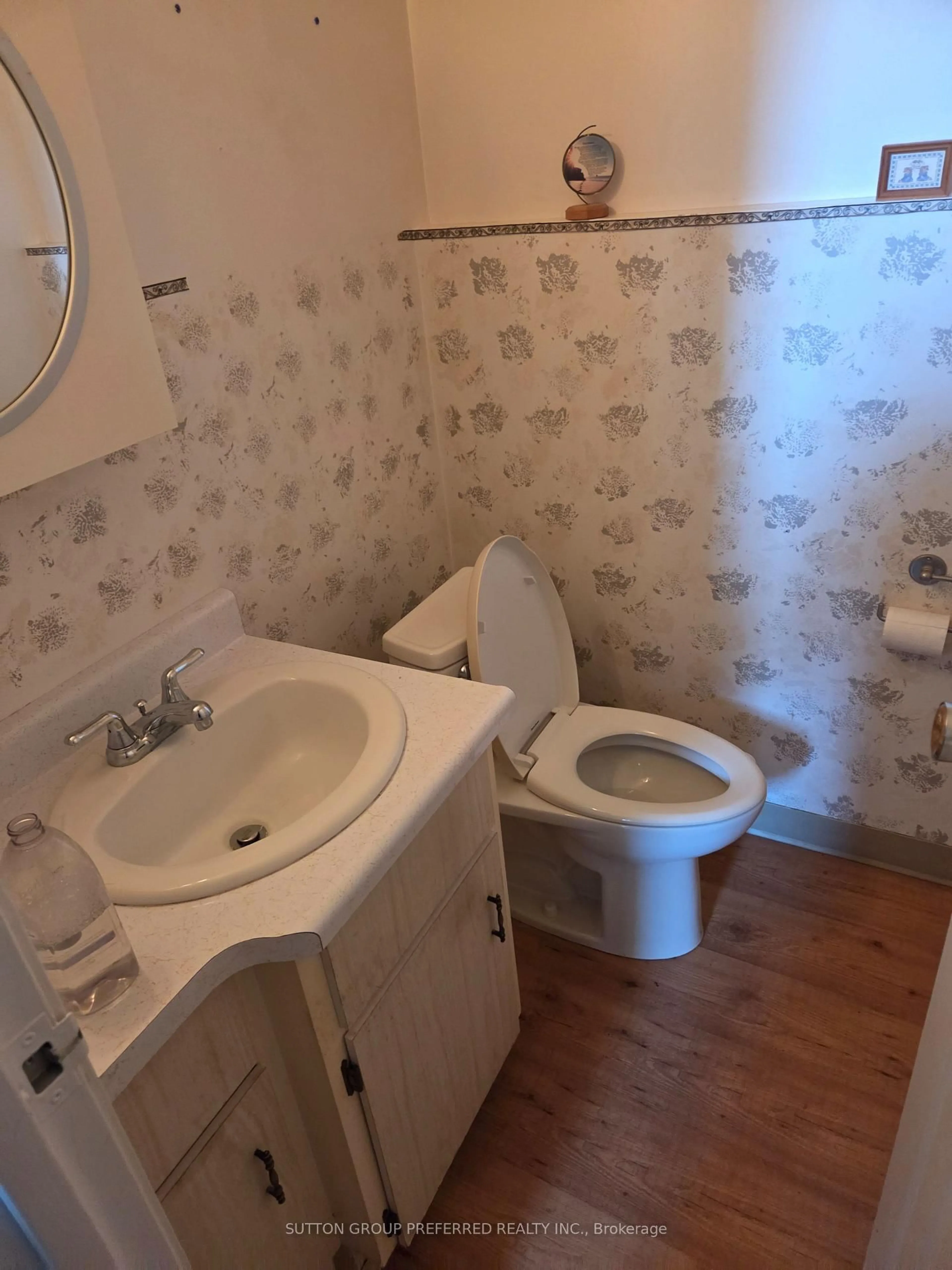 Standard bathroom, floor is not visible for 1093 Cree Ave, Woodstock Ontario N4T 1A3