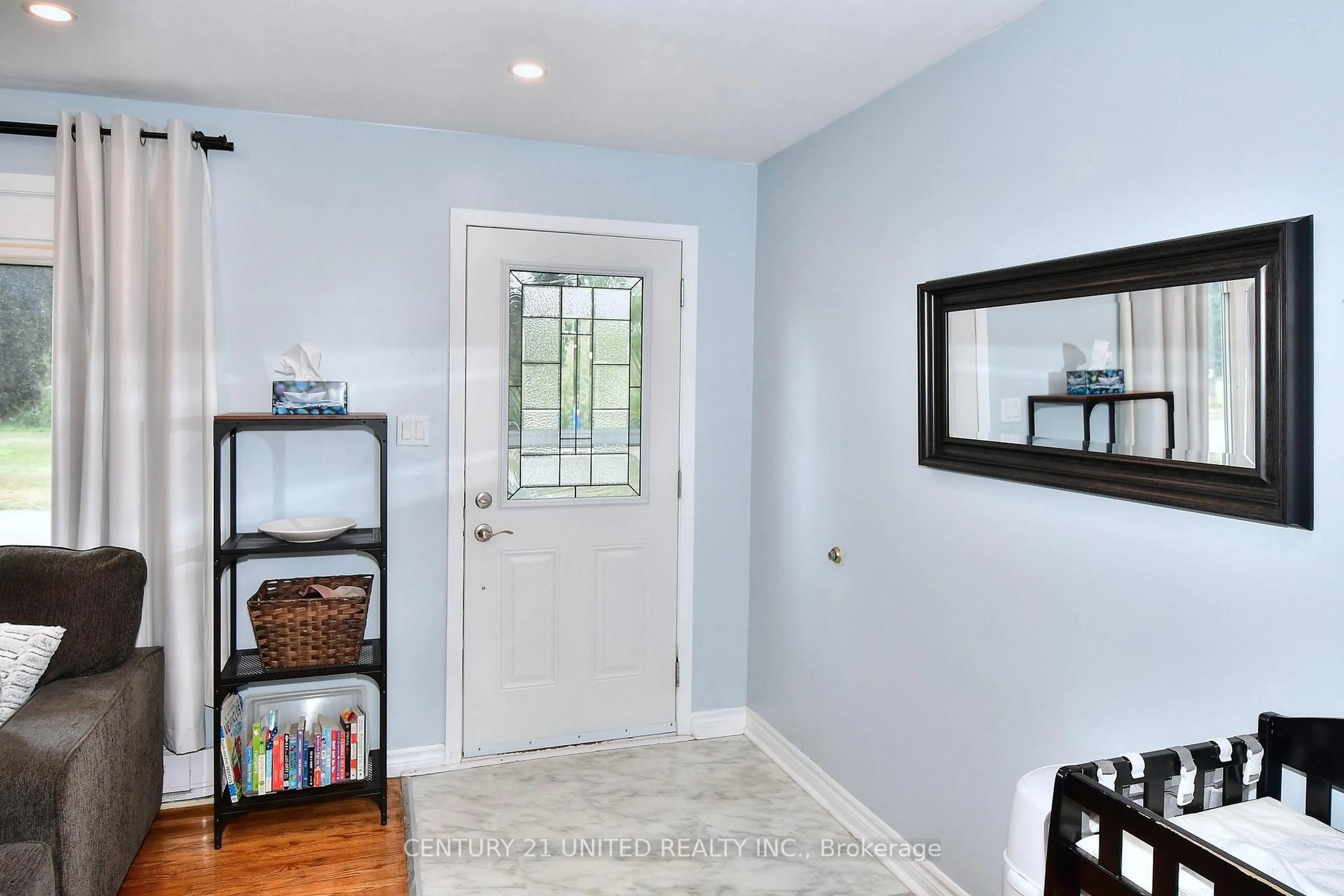 Indoor entryway for 454 Southpark Dr, Peterborough South Ontario K9J 1C3