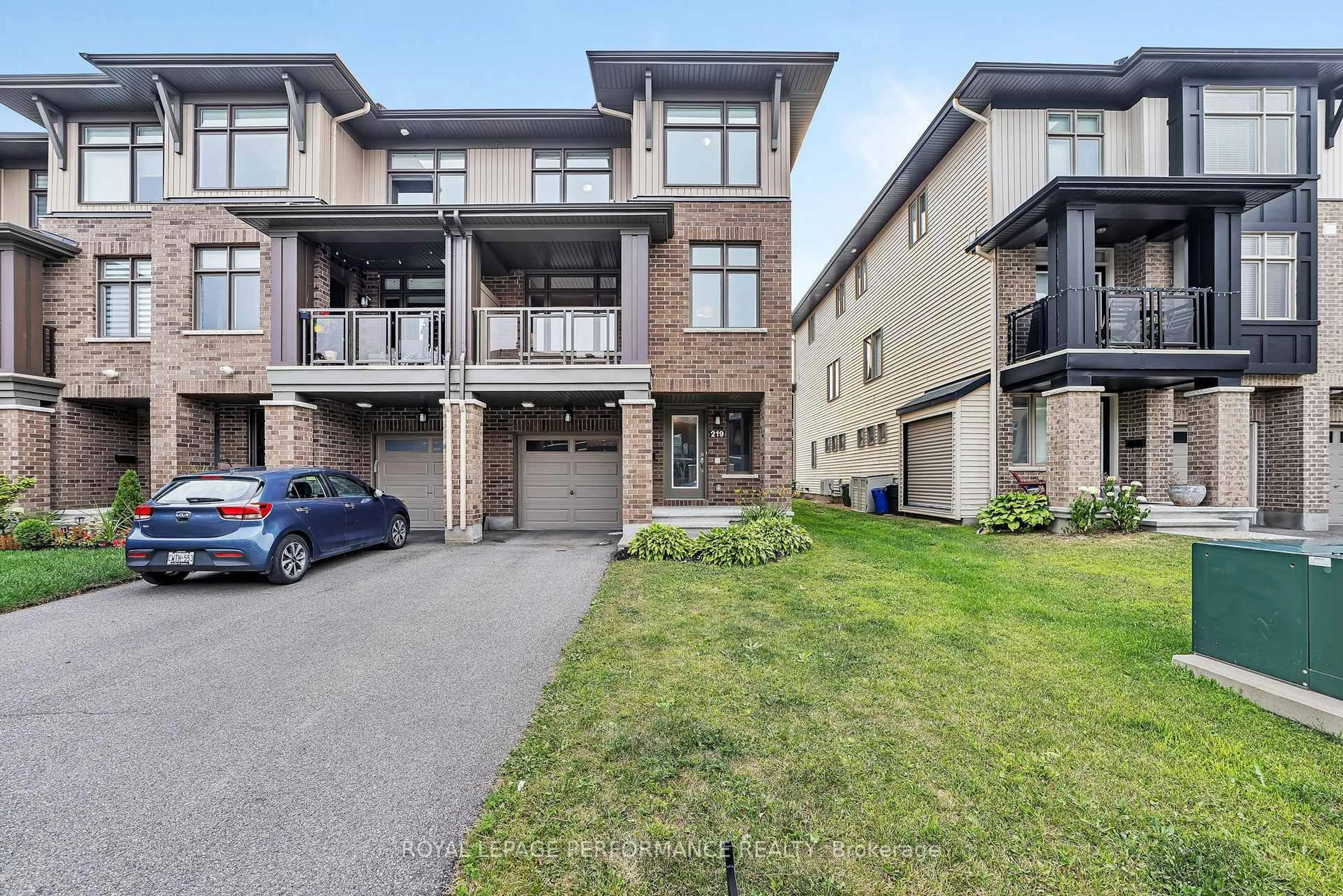 A pic from outside/outdoor area/front of a property/back of a property/a pic from drone, street for 219 Dragonfly Walk, Ottawa Ontario K1W 0K3