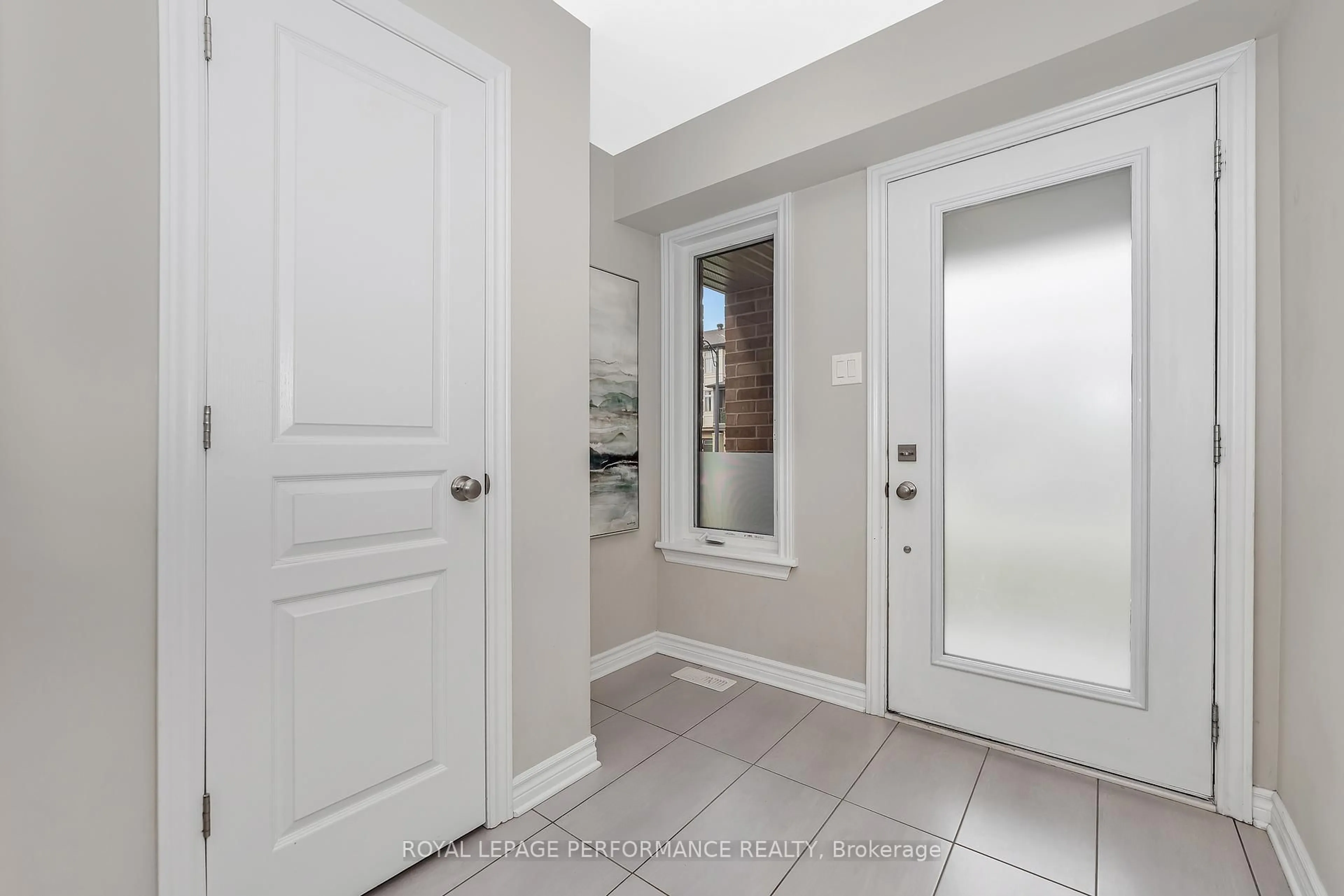 Indoor entryway for 219 Dragonfly Walk, Ottawa Ontario K1W 0K3