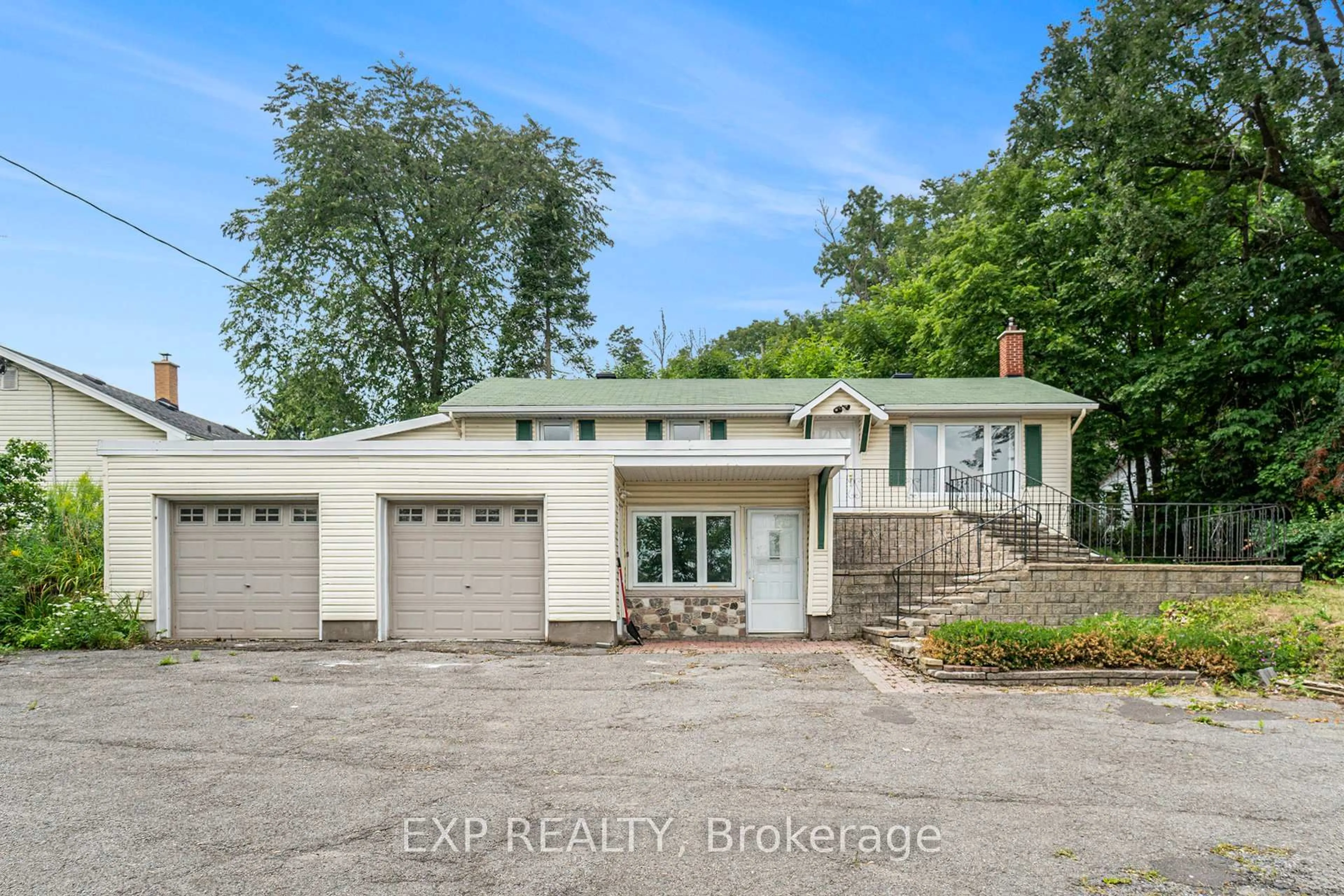 A pic from outside/outdoor area/front of a property/back of a property/a pic from drone, unknown for 3854 Prince Of Wales Dr, Ottawa Ontario K2C 3H2