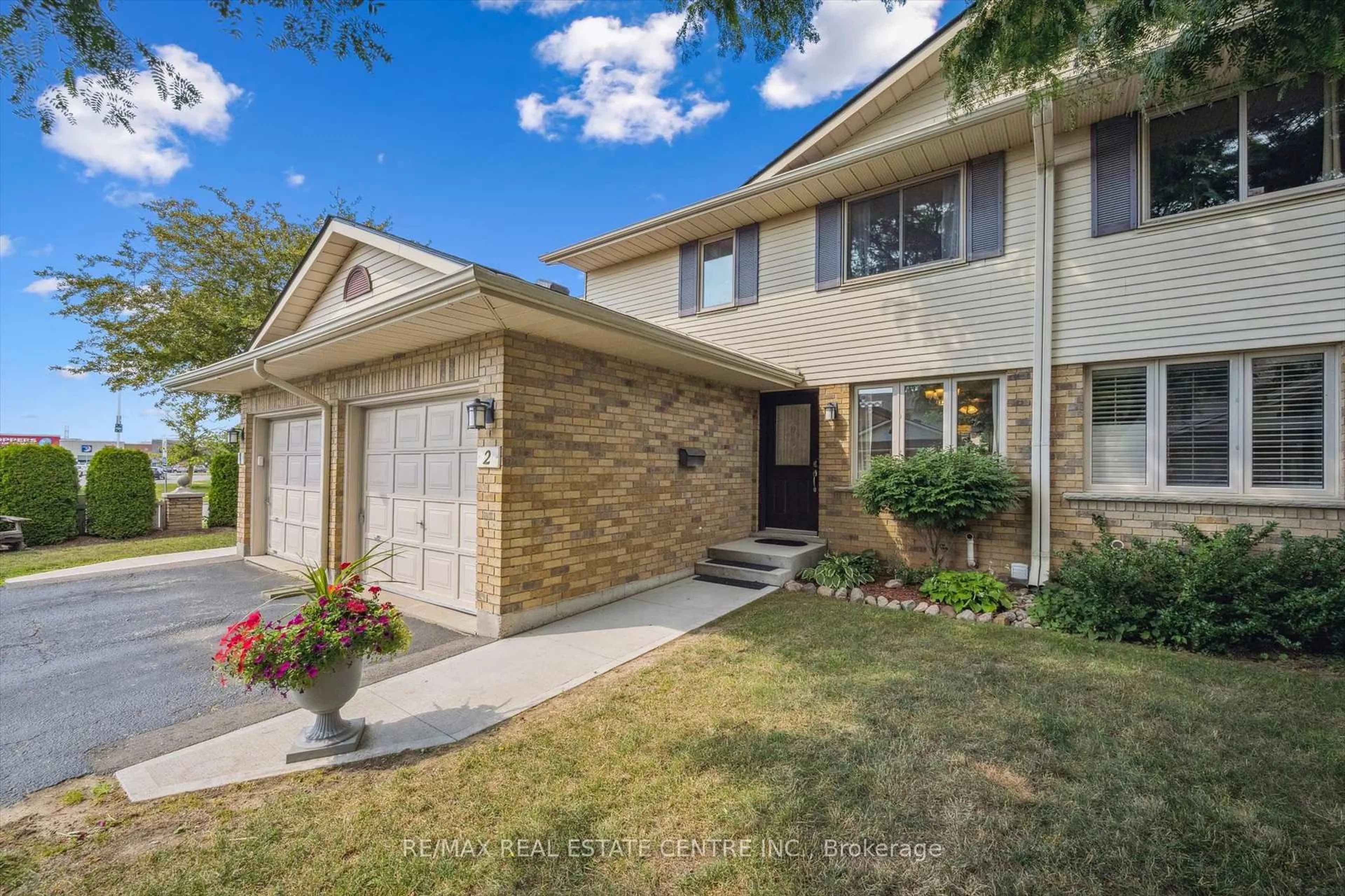 Home with brick exterior material, street for 375 Kingscourt Dr #2, Waterloo Ontario N2K 3N7