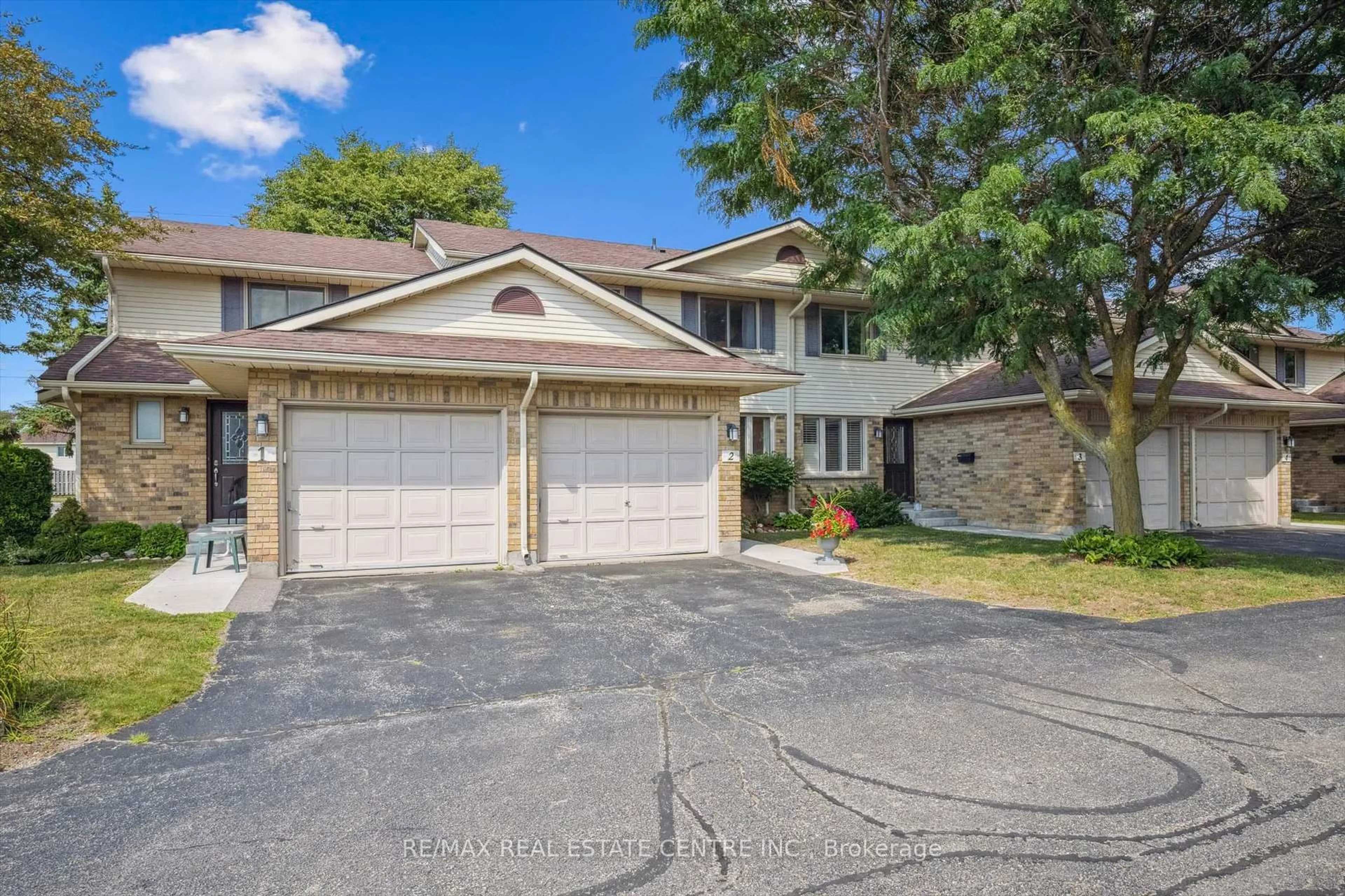 A pic from outside/outdoor area/front of a property/back of a property/a pic from drone, street for 375 Kingscourt Dr #2, Waterloo Ontario N2K 3N7