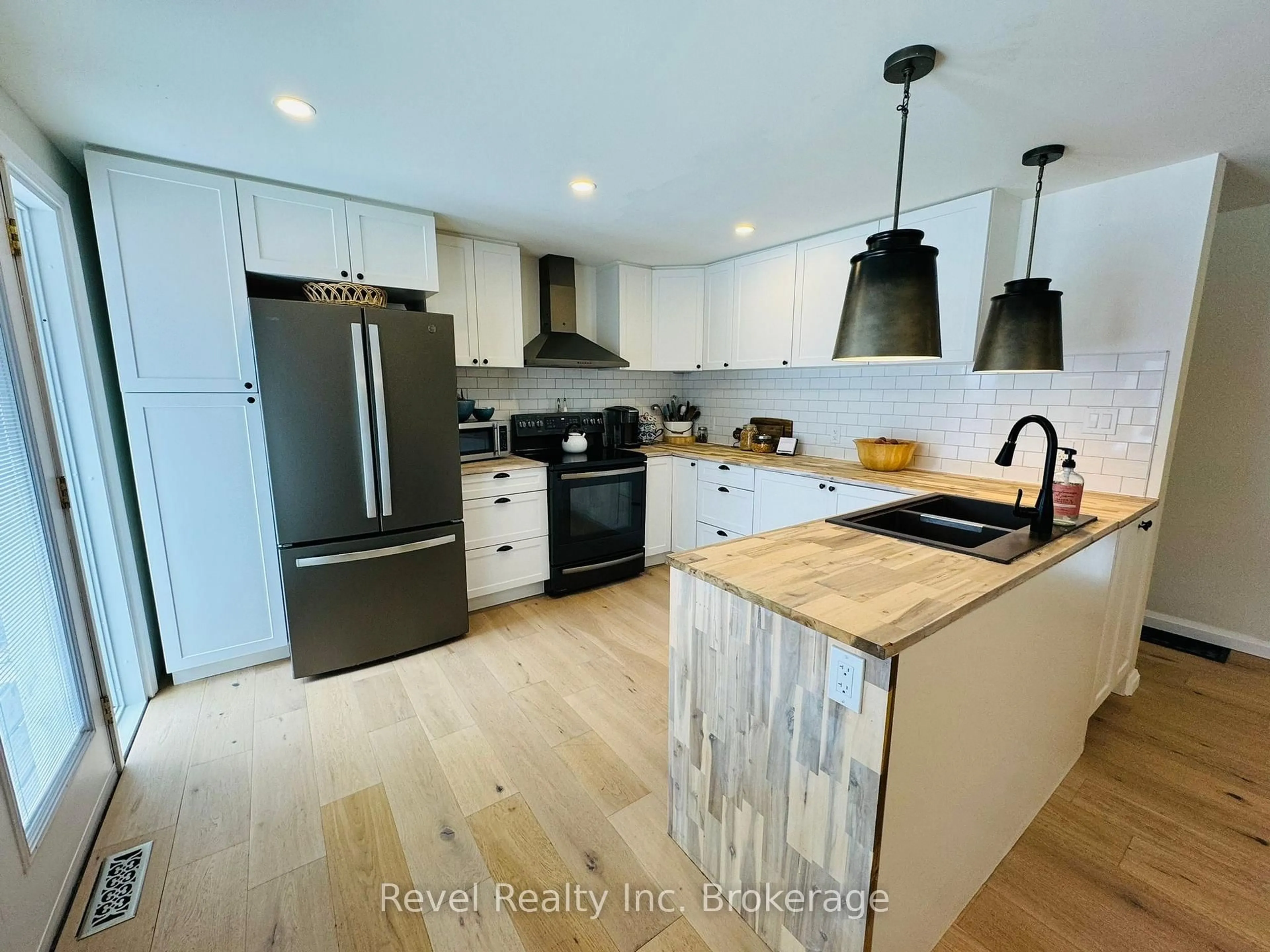 Open concept kitchen, wood/laminate floor for 541 DONALD St, Mattawa Ontario P0H 1V0