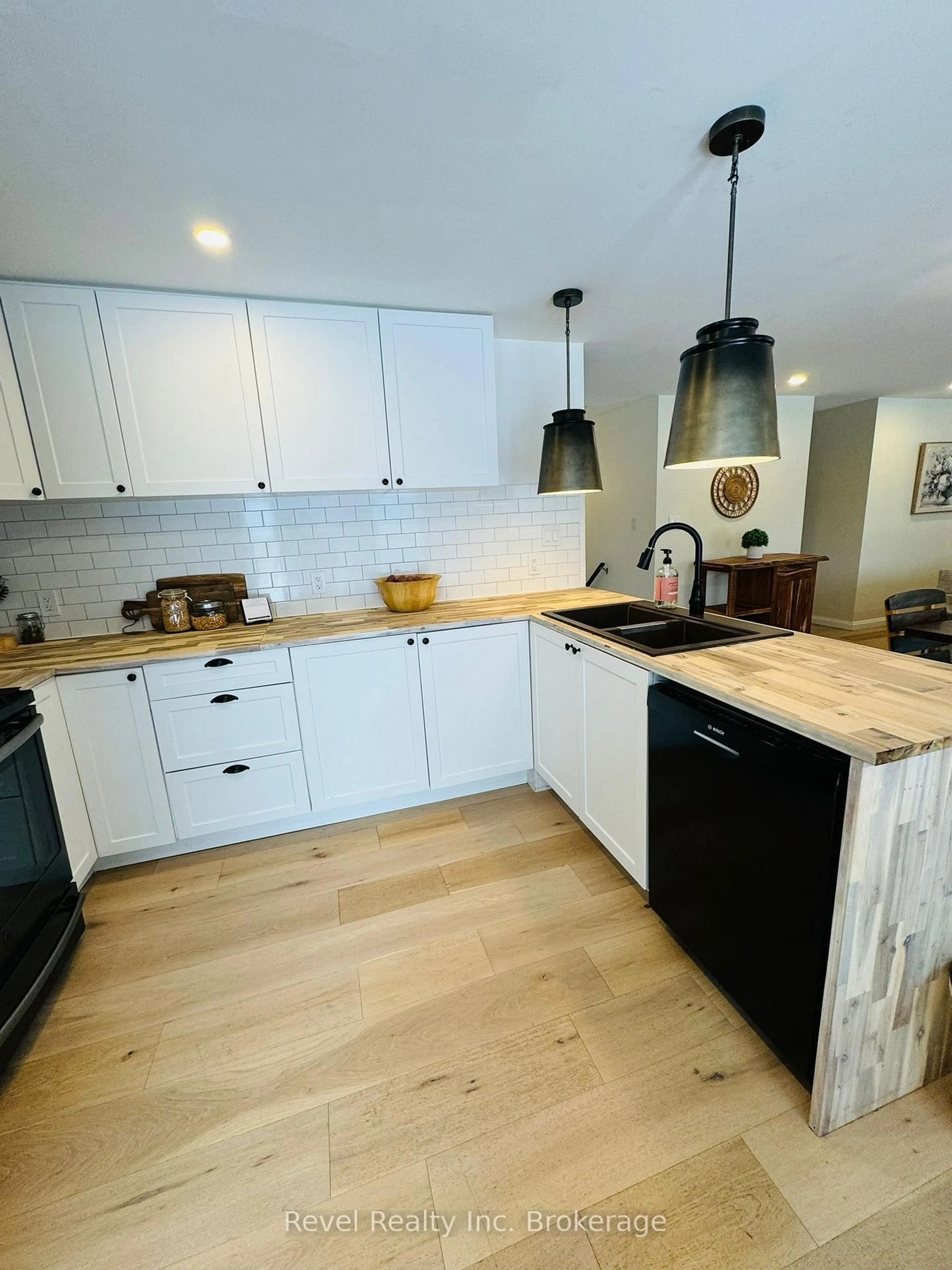 Open concept kitchen, wood/laminate floor for 541 DONALD St, Mattawa Ontario P0H 1V0
