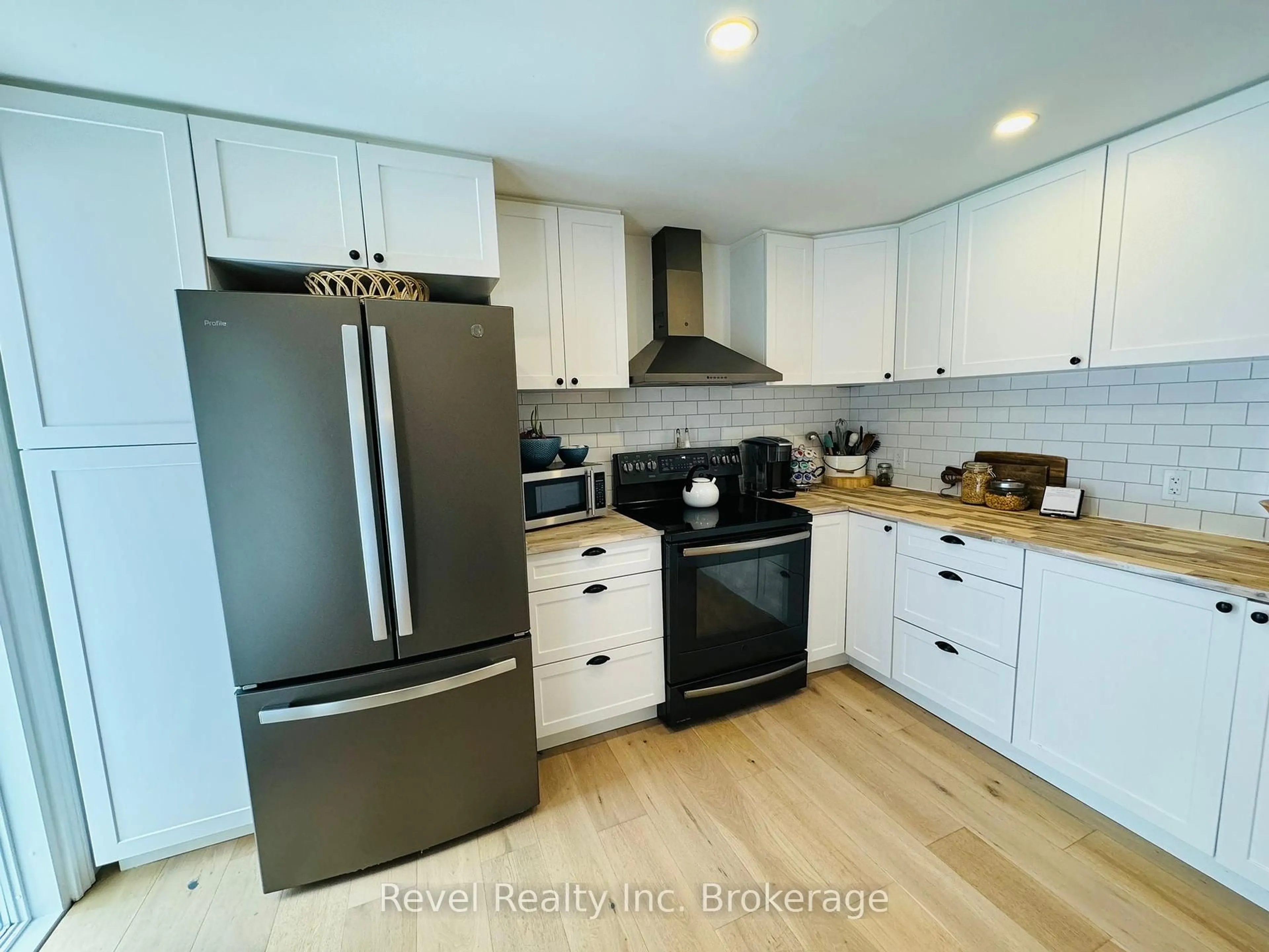 Open concept kitchen, wood/laminate floor for 541 DONALD St, Mattawa Ontario P0H 1V0