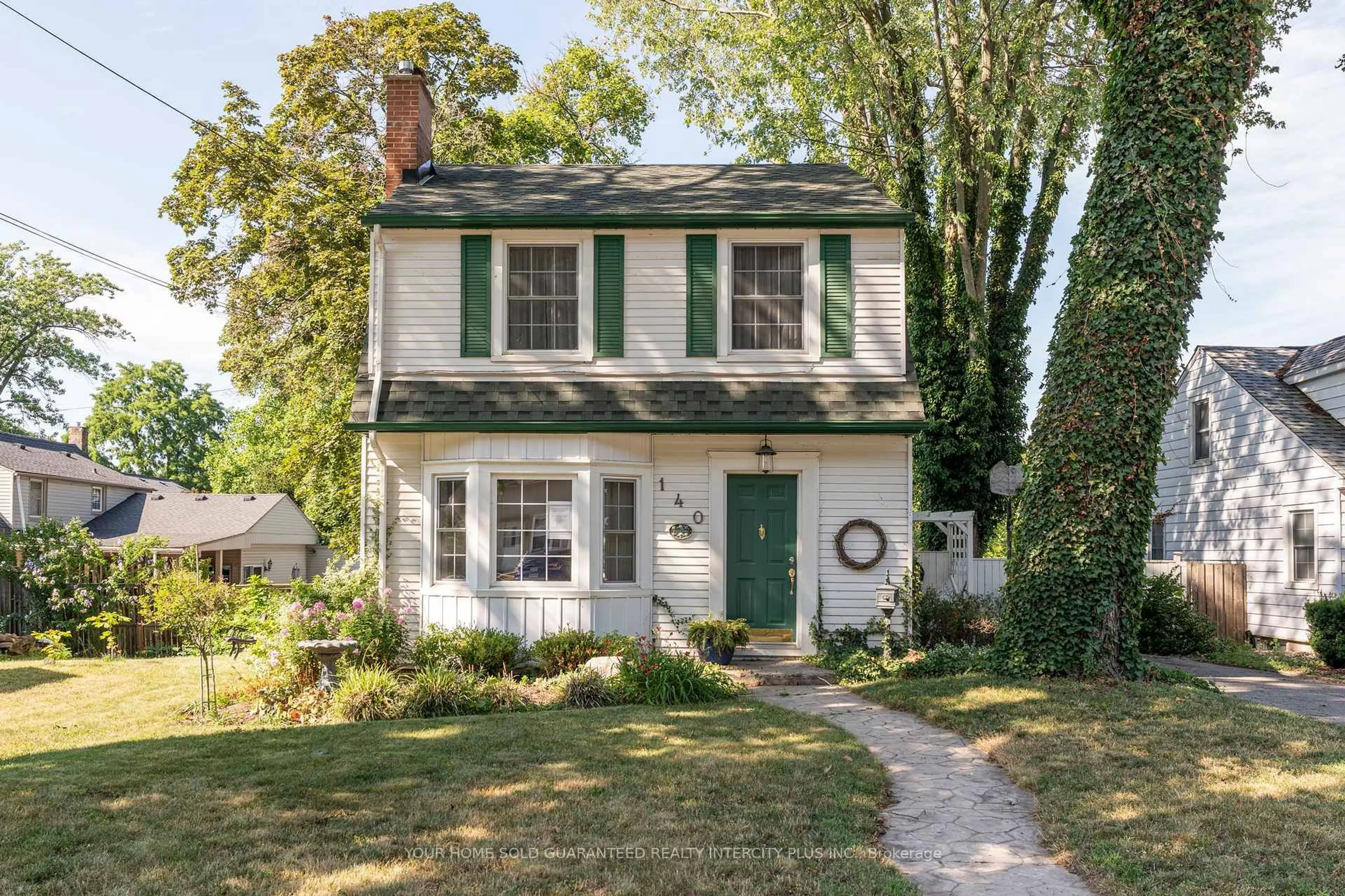 Home with brick exterior material, street for 140 Main St, Grimsby Ontario L3M 3R8