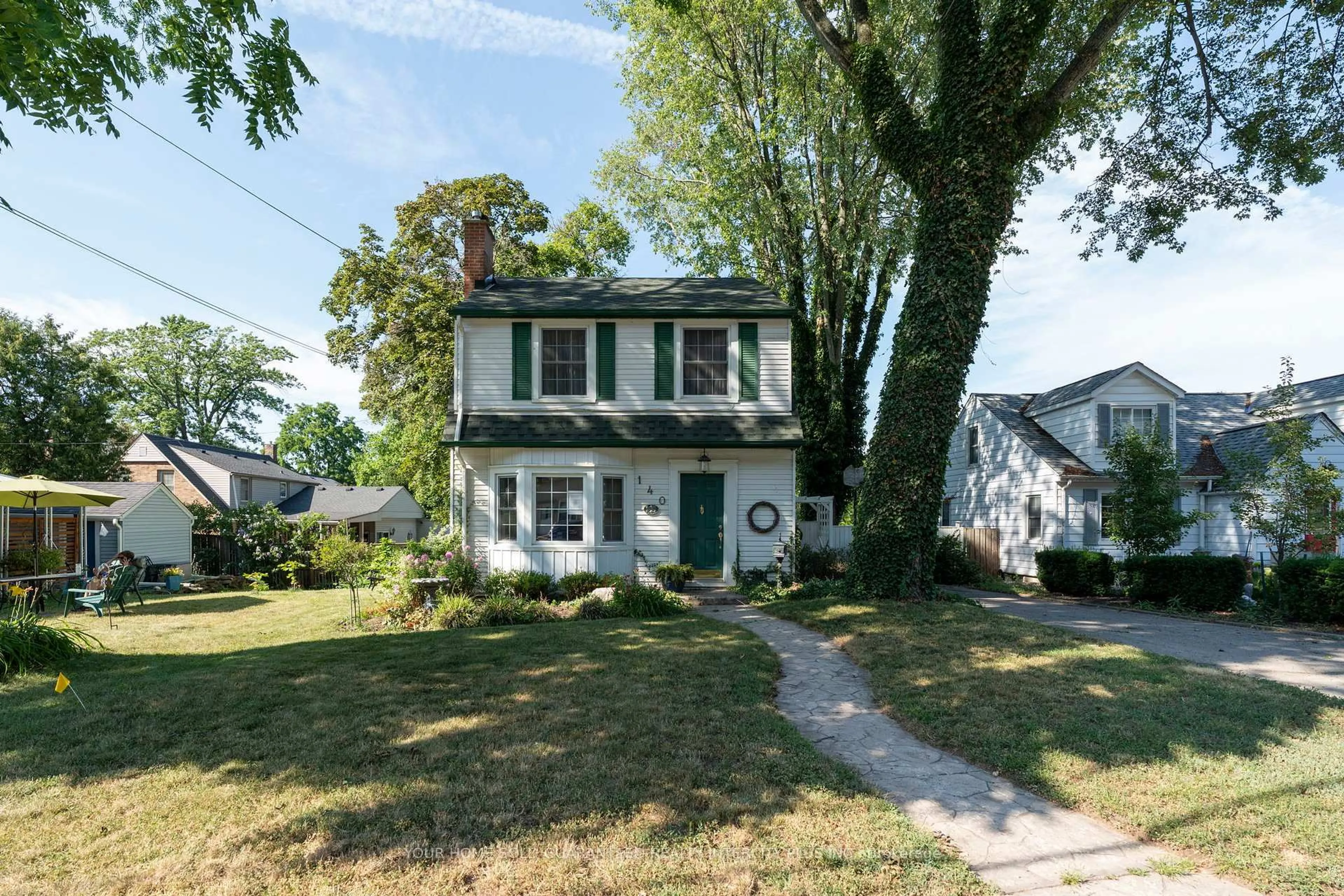 Home with vinyl exterior material, street for 140 Main St, Grimsby Ontario L3M 3R8