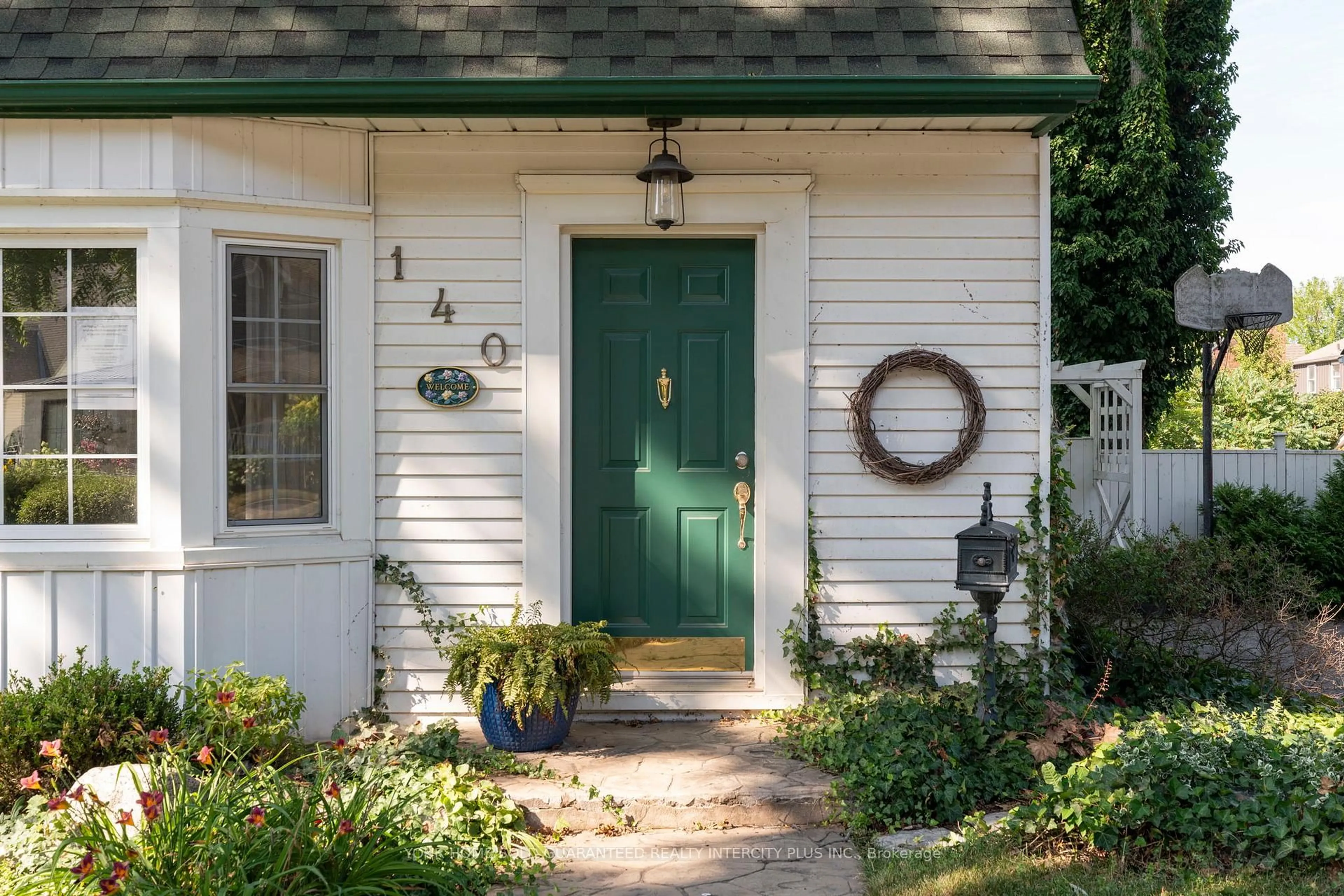 Indoor entryway for 140 Main St, Grimsby Ontario L3M 3R8
