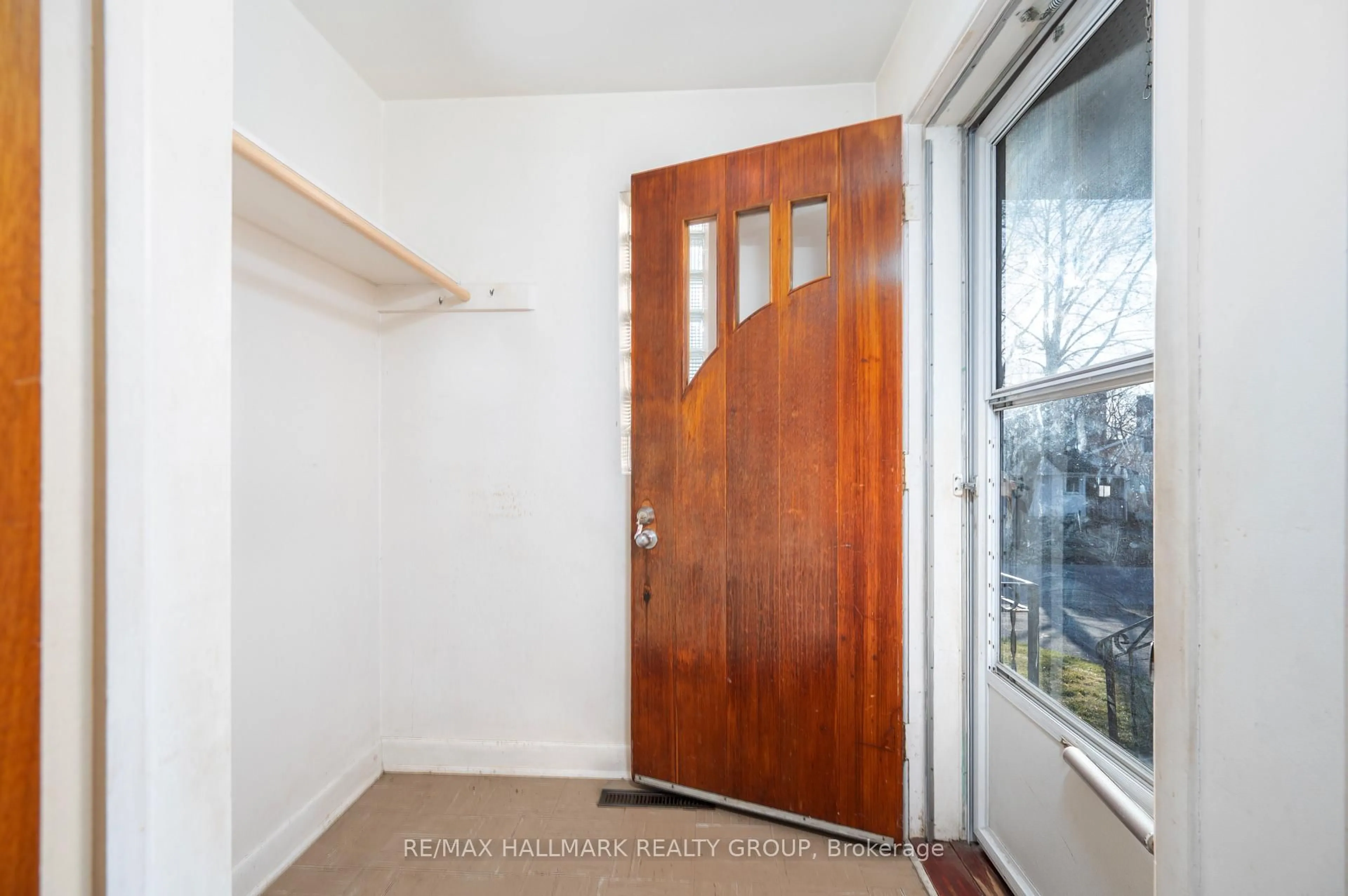 Indoor entryway for 495 Wentworth Ave, Ottawa Ontario K2B 5J9