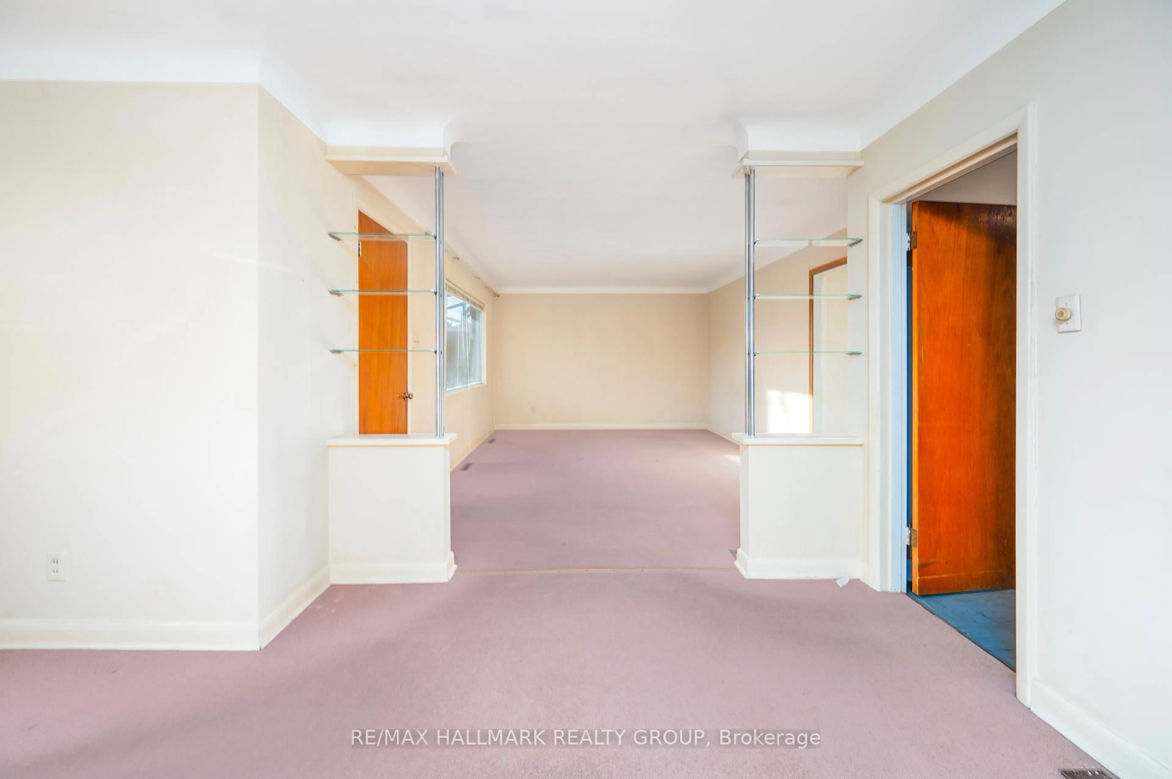 Indoor foyer for 495 Wentworth Ave, Ottawa Ontario K2B 5J9
