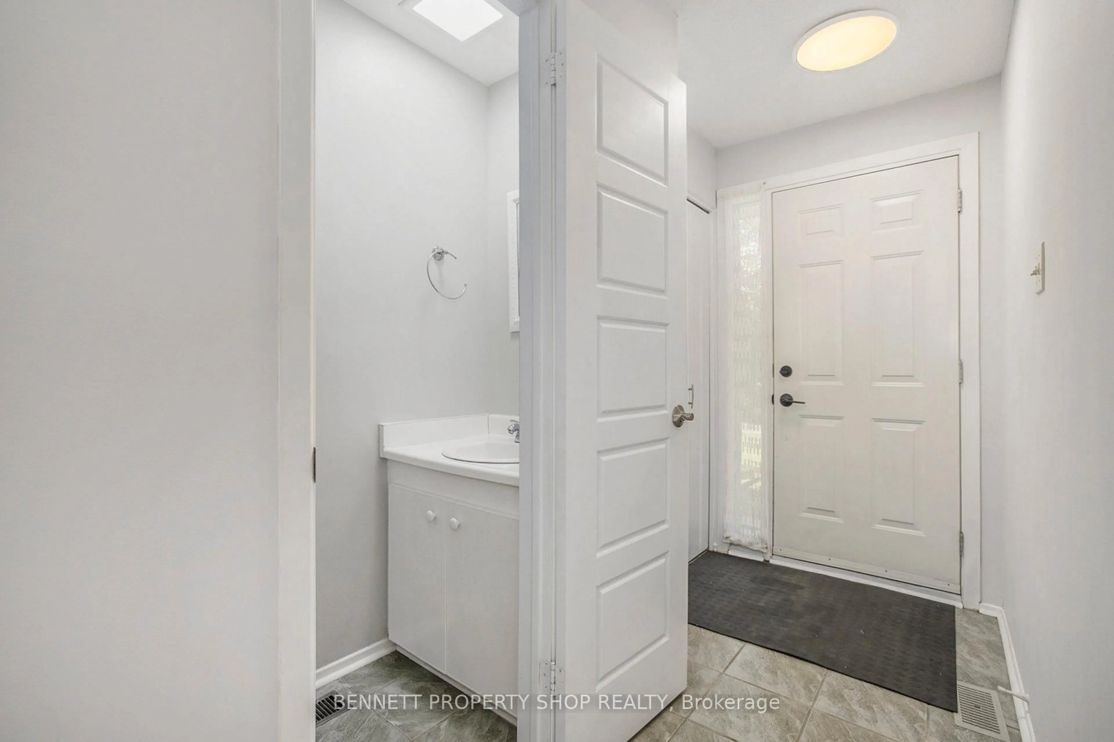 Indoor entryway for 3350 Southgate Rd #15, Ottawa Ontario K1V 9P8