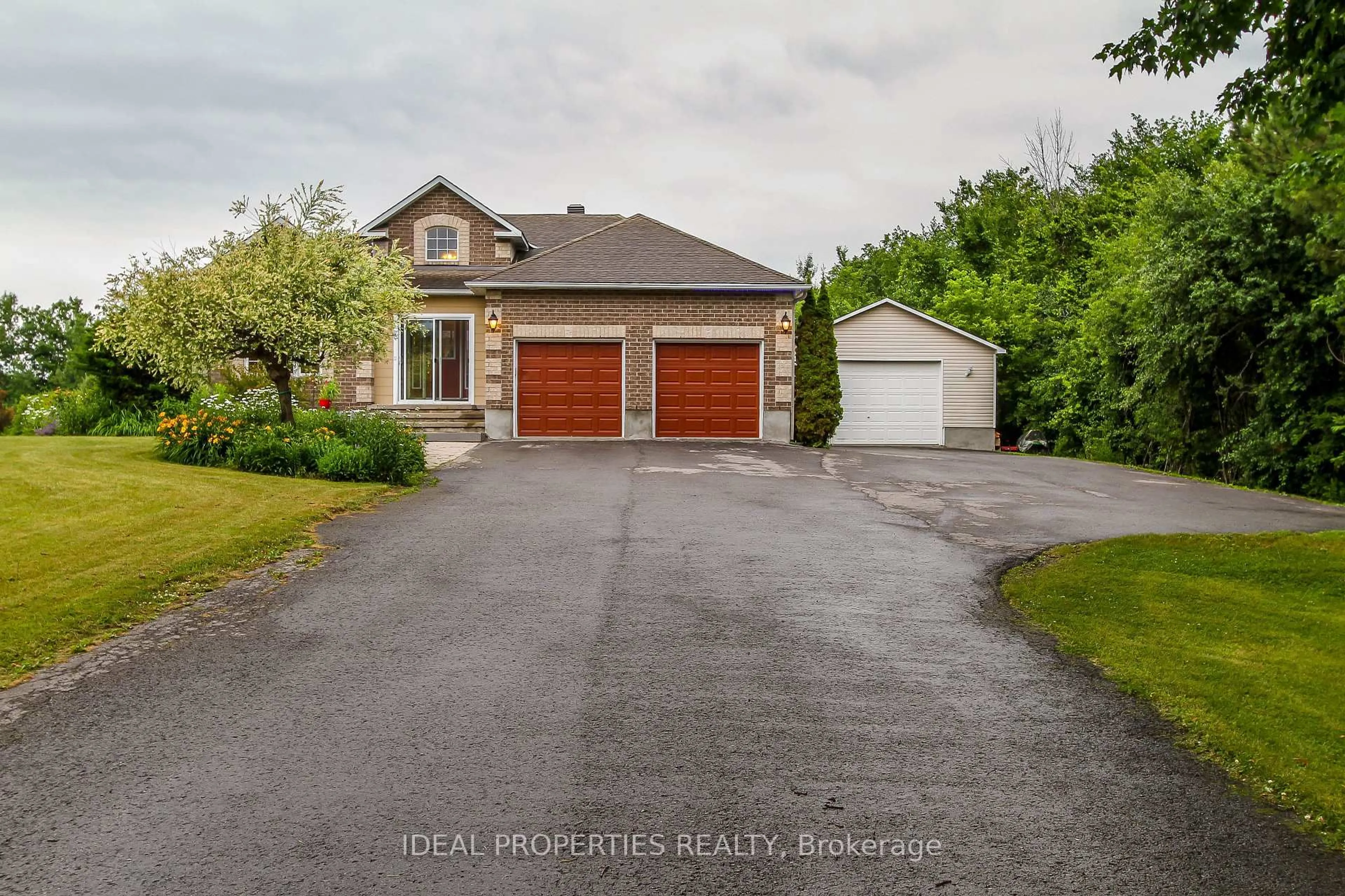 A pic from outside/outdoor area/front of a property/back of a property/a pic from drone, street for 208 Pine Ridge Dr, Carleton Place Ontario K7C 3P2