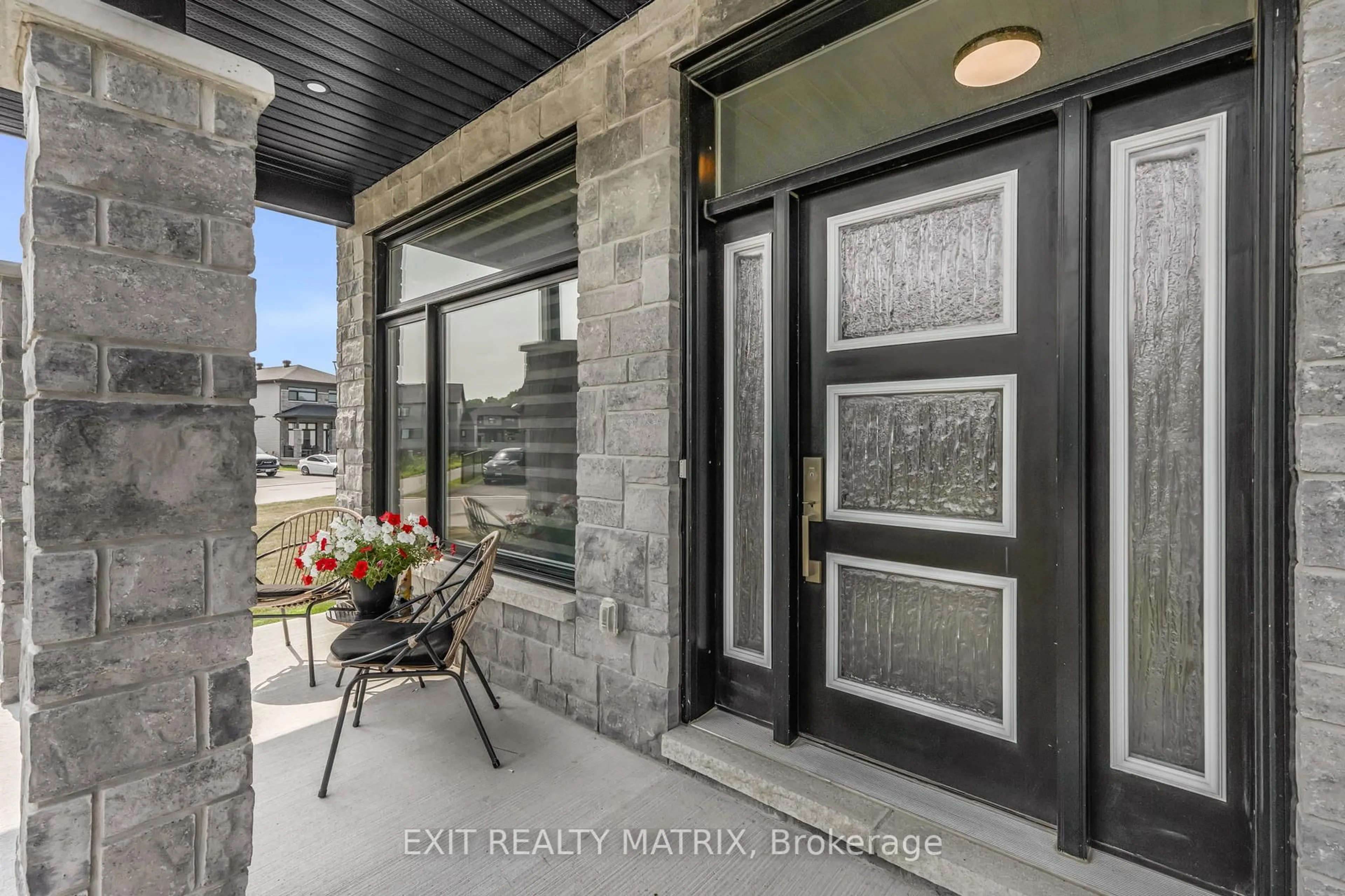 Indoor entryway for 1143 Avignon St, Russell Ontario K0A 1W0