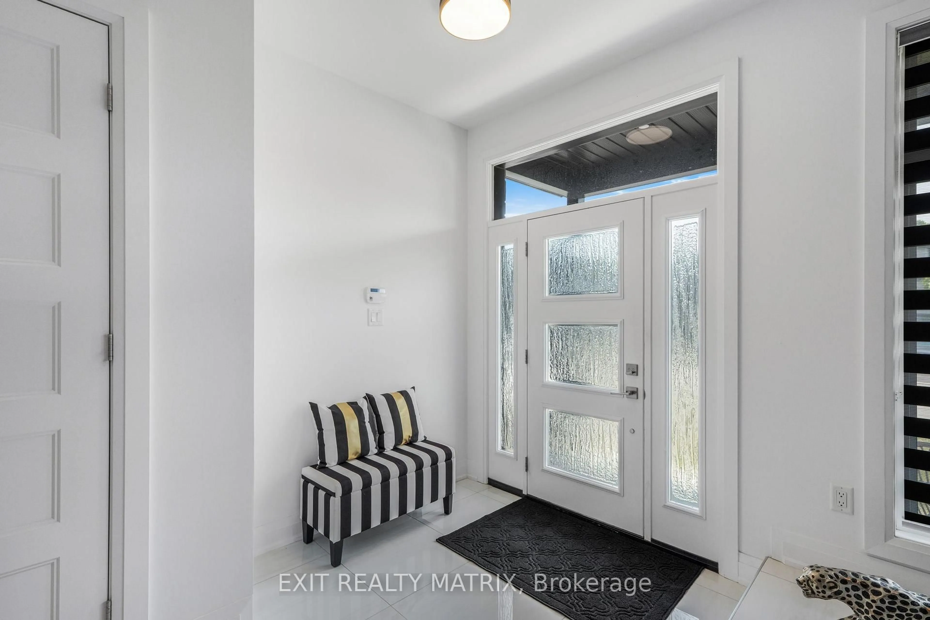 Indoor entryway for 1143 Avignon St, Russell Ontario K0A 1W0