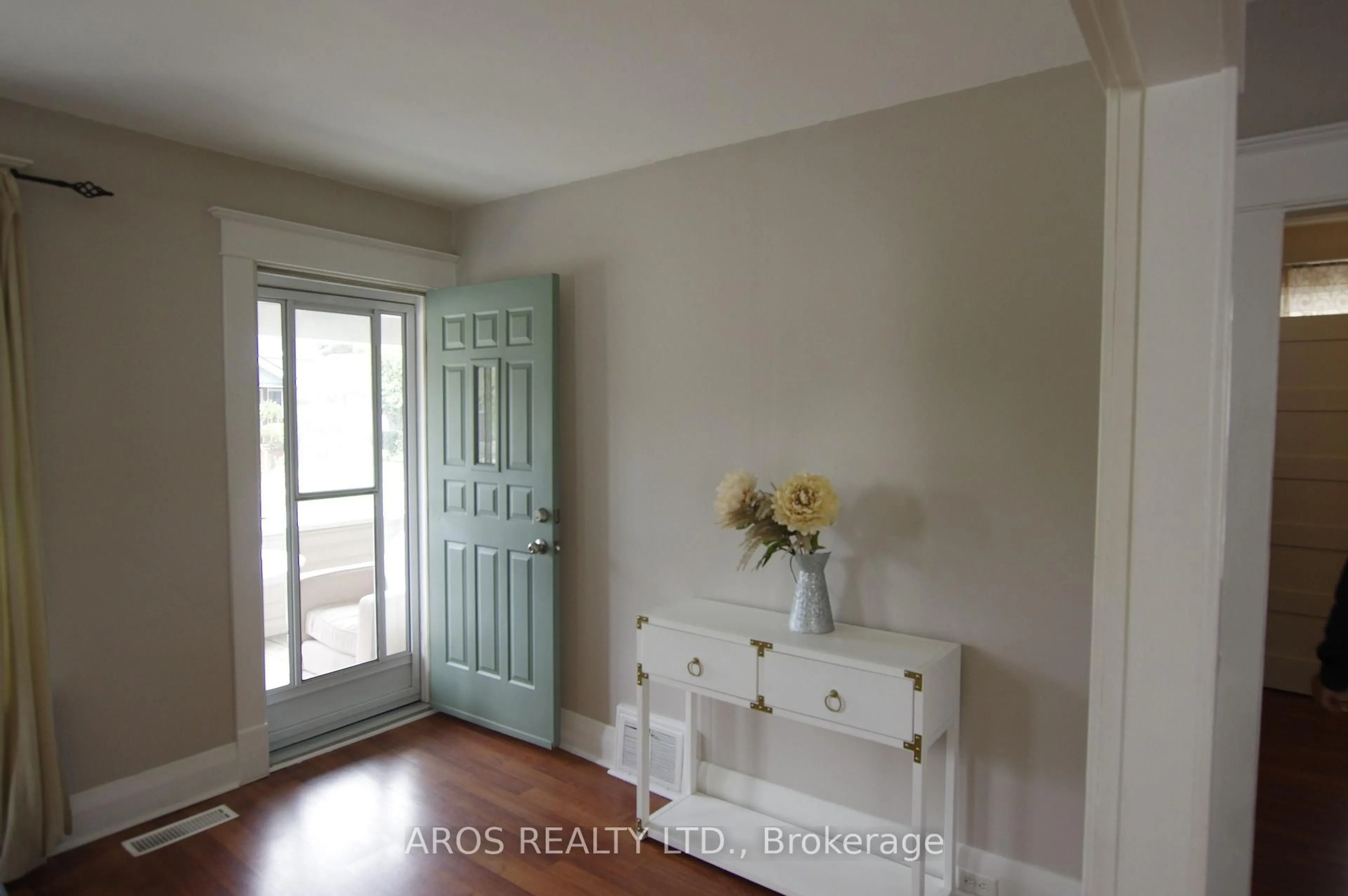 Indoor entryway for 125 Vauxhall St, London East Ontario N5Z 1B5
