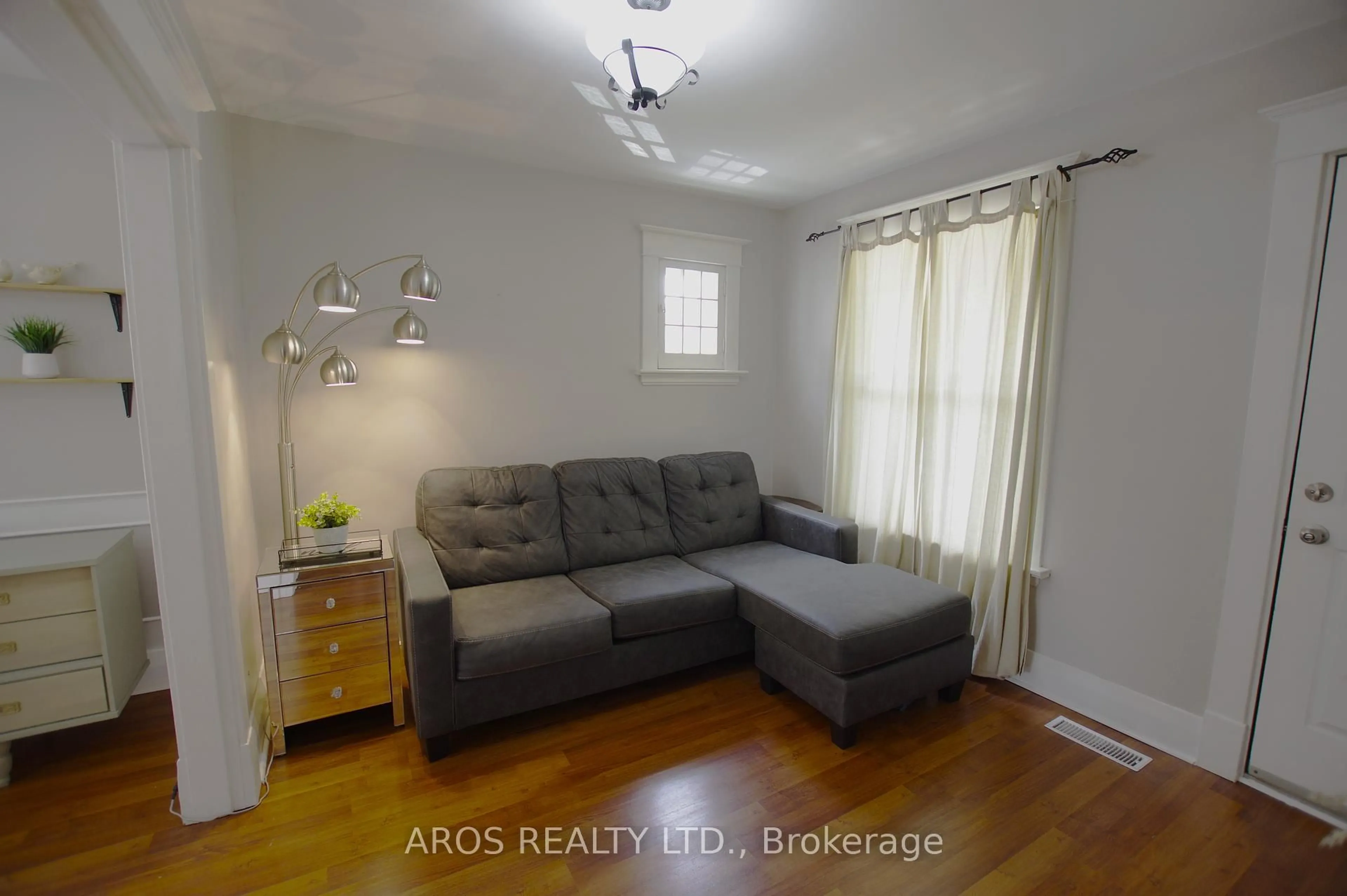 A pic of a room for 125 Vauxhall St, London East Ontario N5Z 1B5