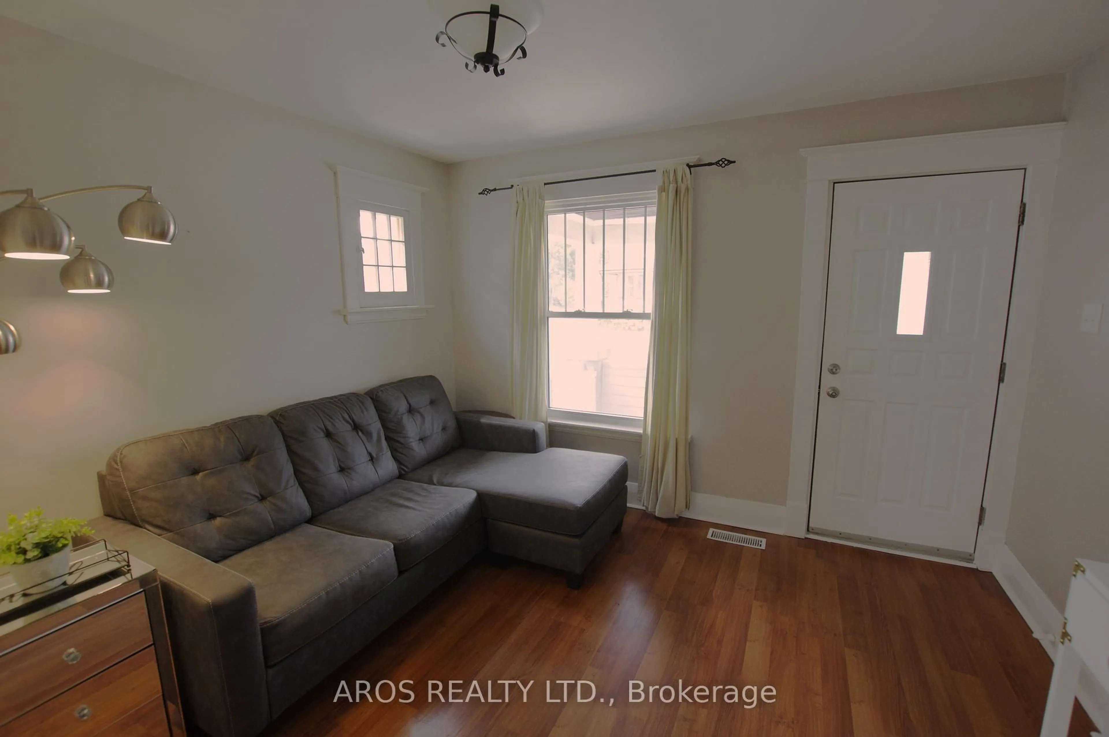 A pic of a room for 125 Vauxhall St, London East Ontario N5Z 1B5