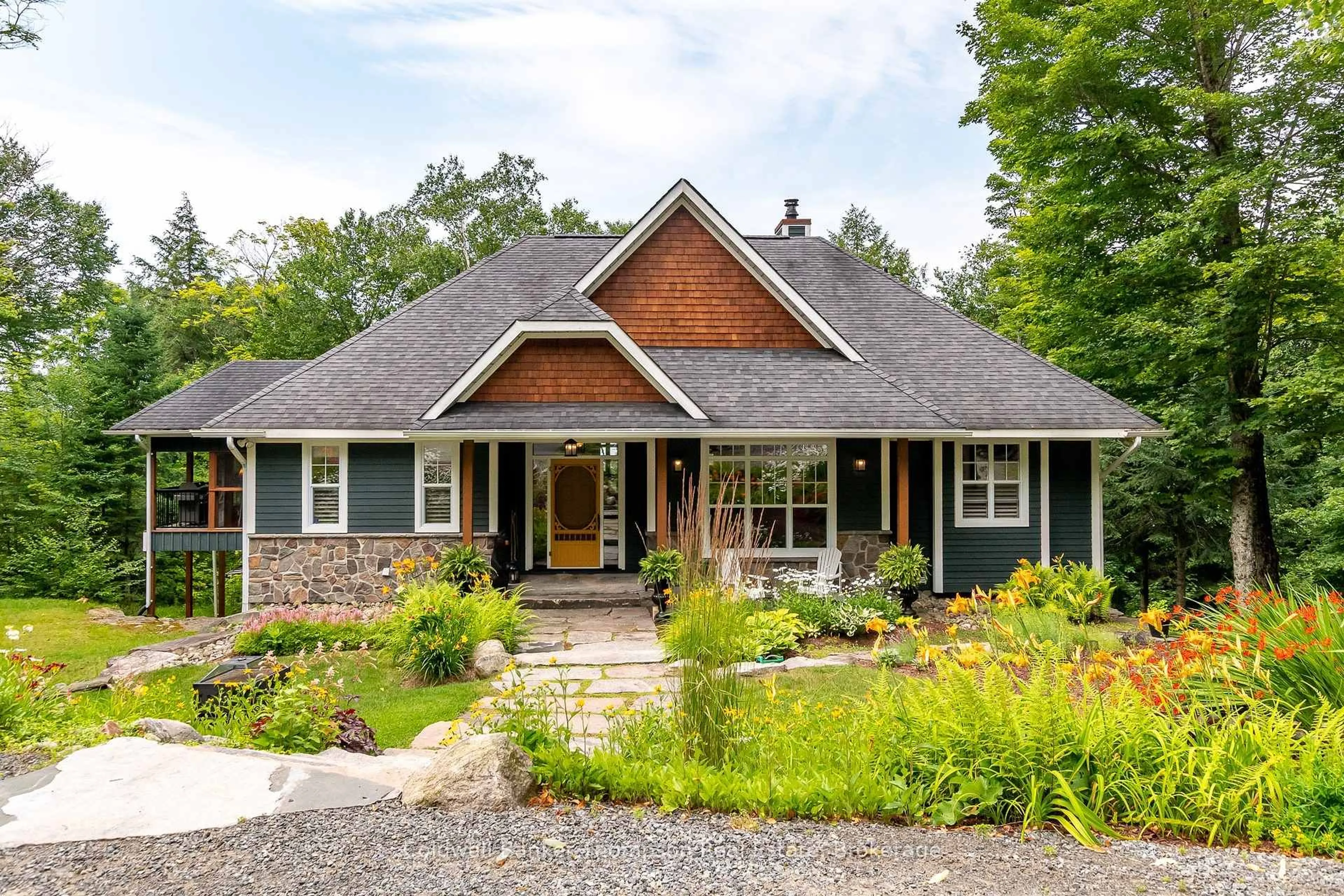 Home with vinyl exterior material, mountain view for 1030 Hart Lane, Lake of Bays Ontario P1H 2J6