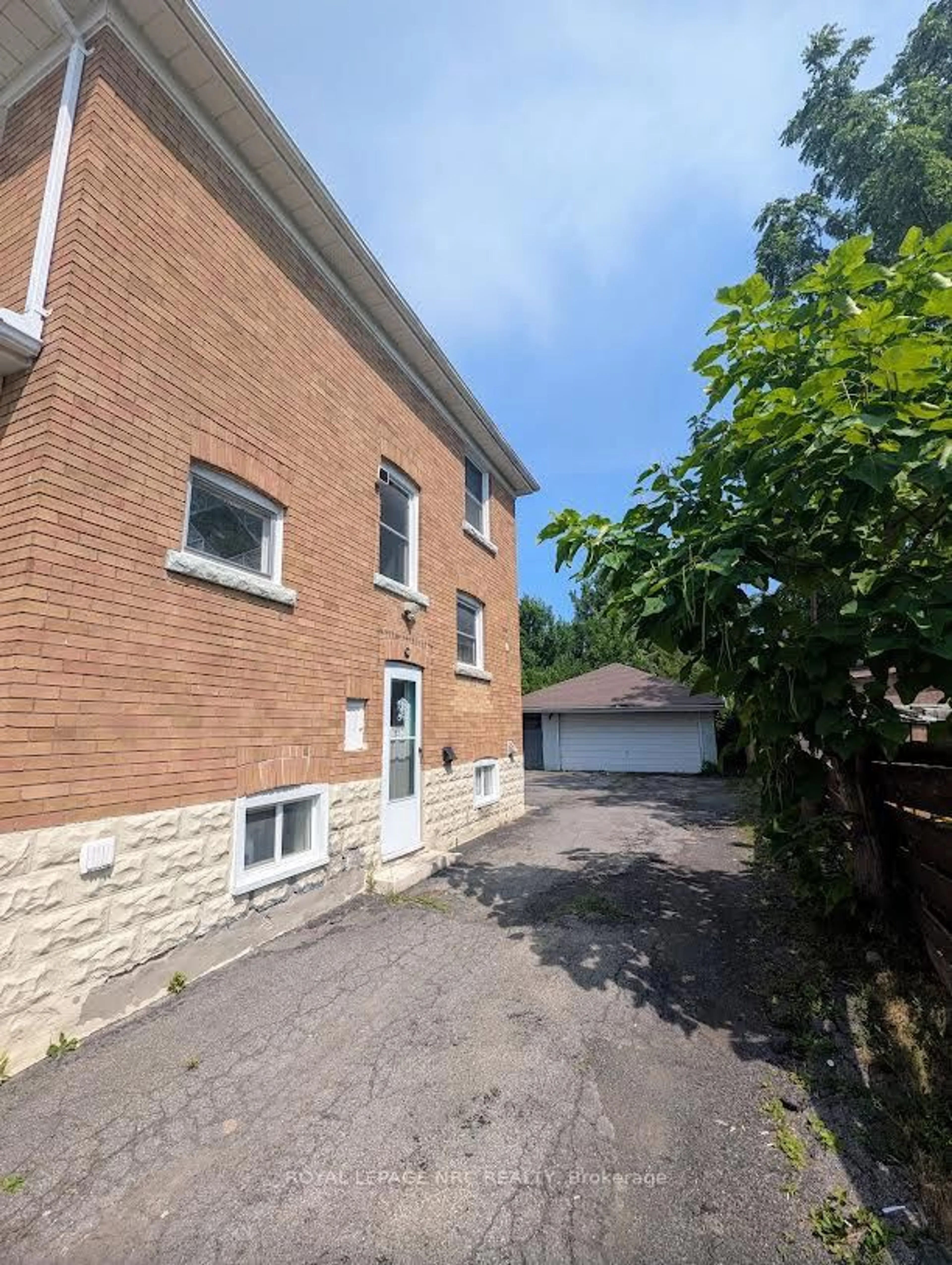 A pic from outside/outdoor area/front of a property/back of a property/a pic from drone, street for 4911 Maple St, Niagara Falls Ontario L2E 2M6