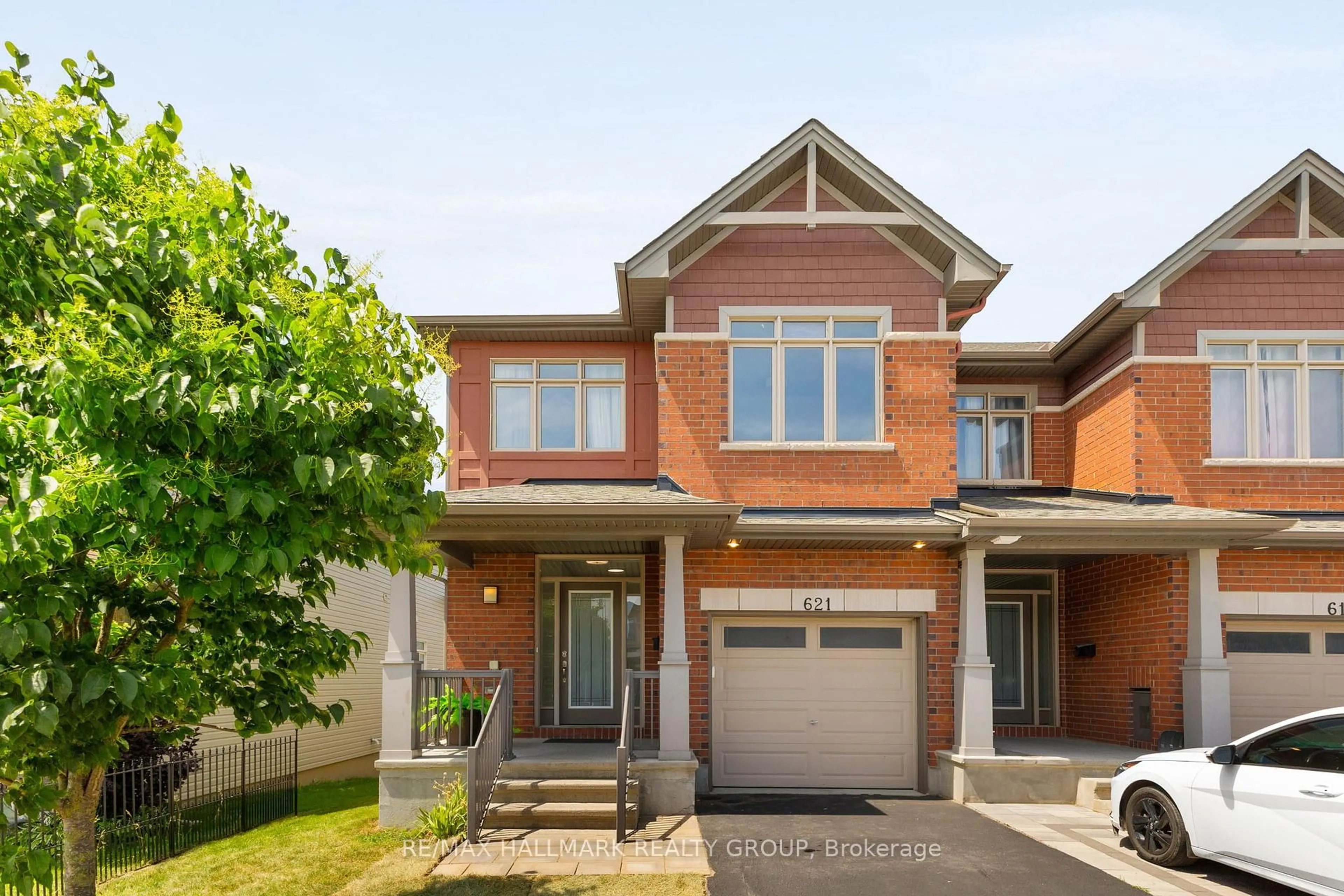 Home with brick exterior material, street for 621 Spring Valley Dr, Ottawa Ontario K1W 0C6
