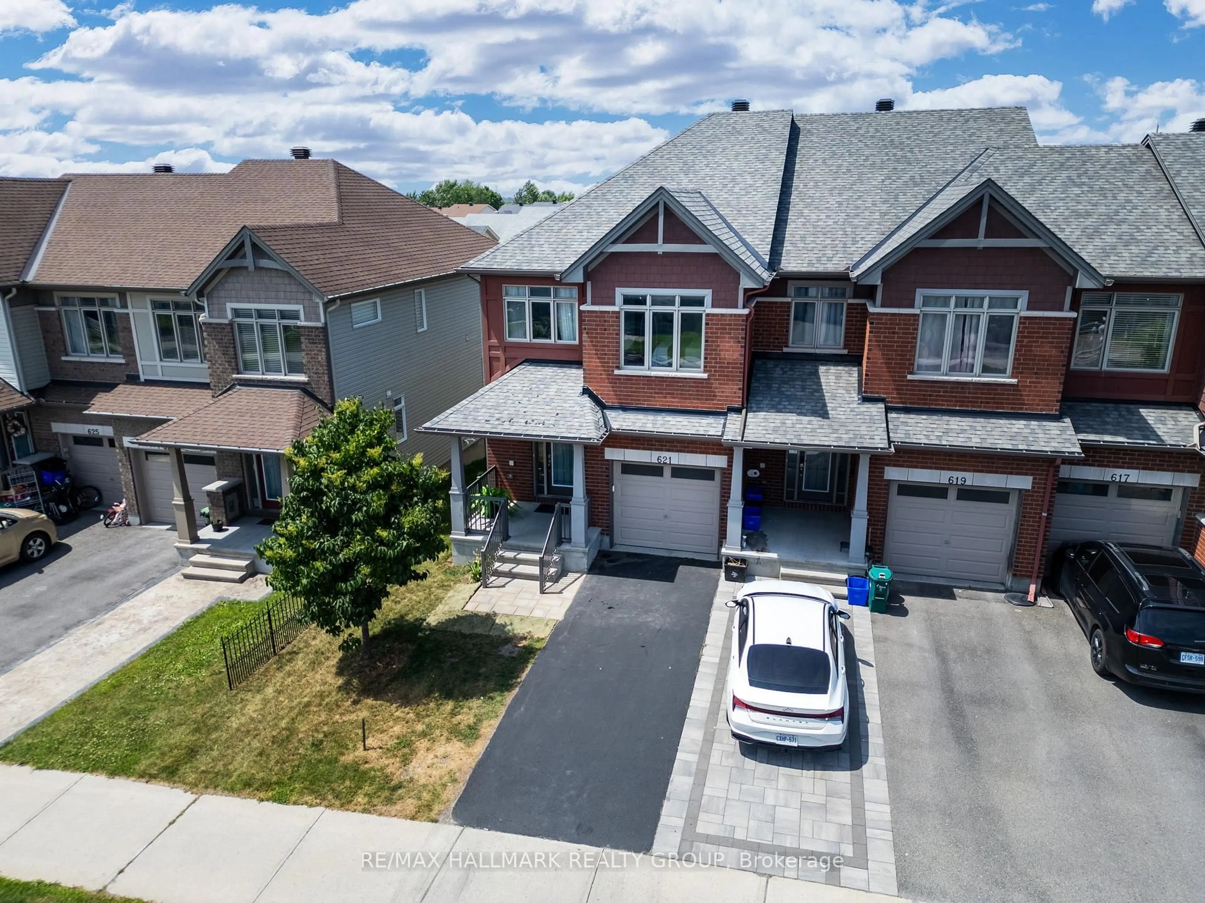 A pic from outside/outdoor area/front of a property/back of a property/a pic from drone, street for 621 Spring Valley Dr, Ottawa Ontario K1W 0C6