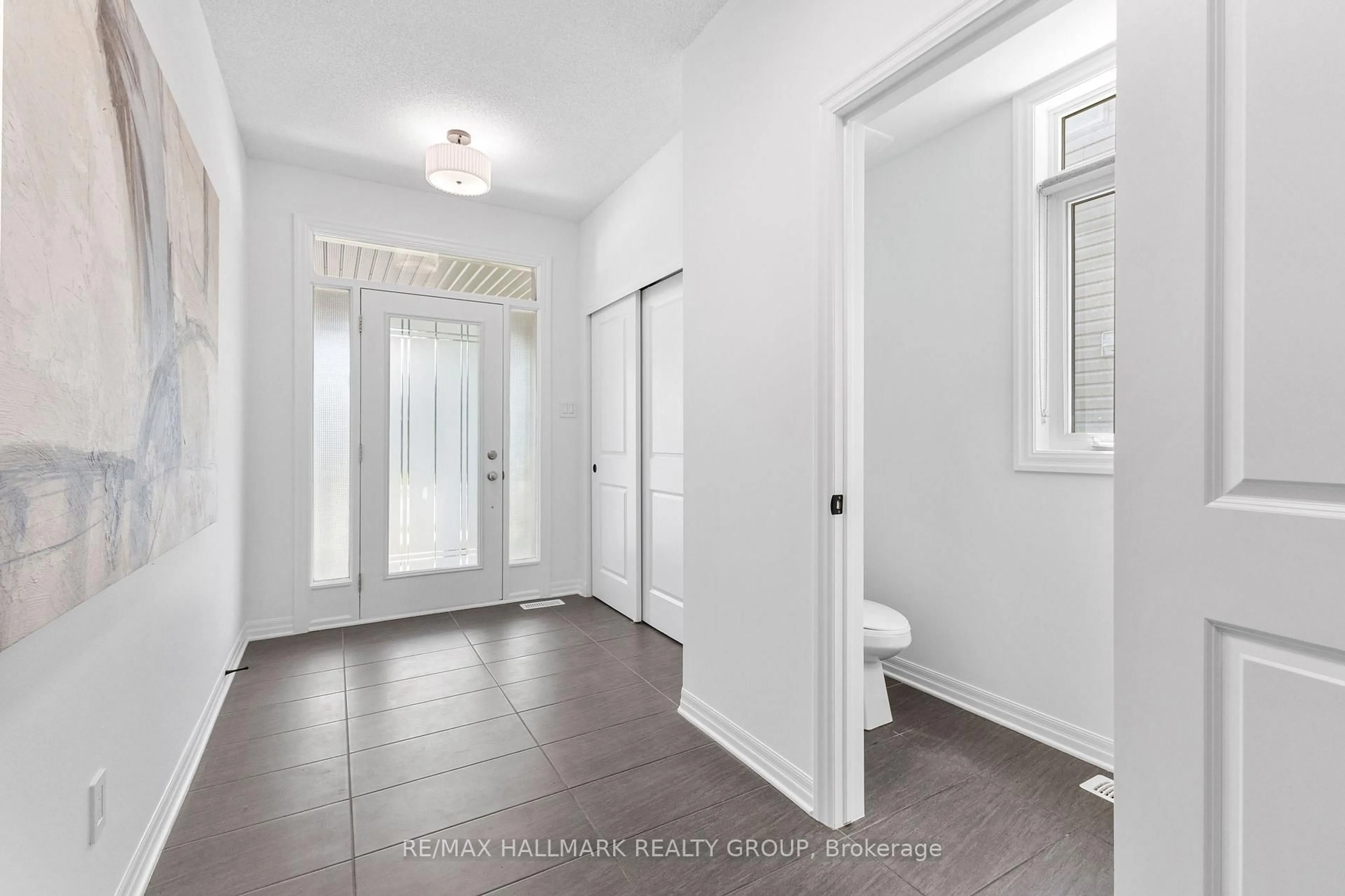 Indoor entryway for 621 Spring Valley Dr, Ottawa Ontario K1W 0C6