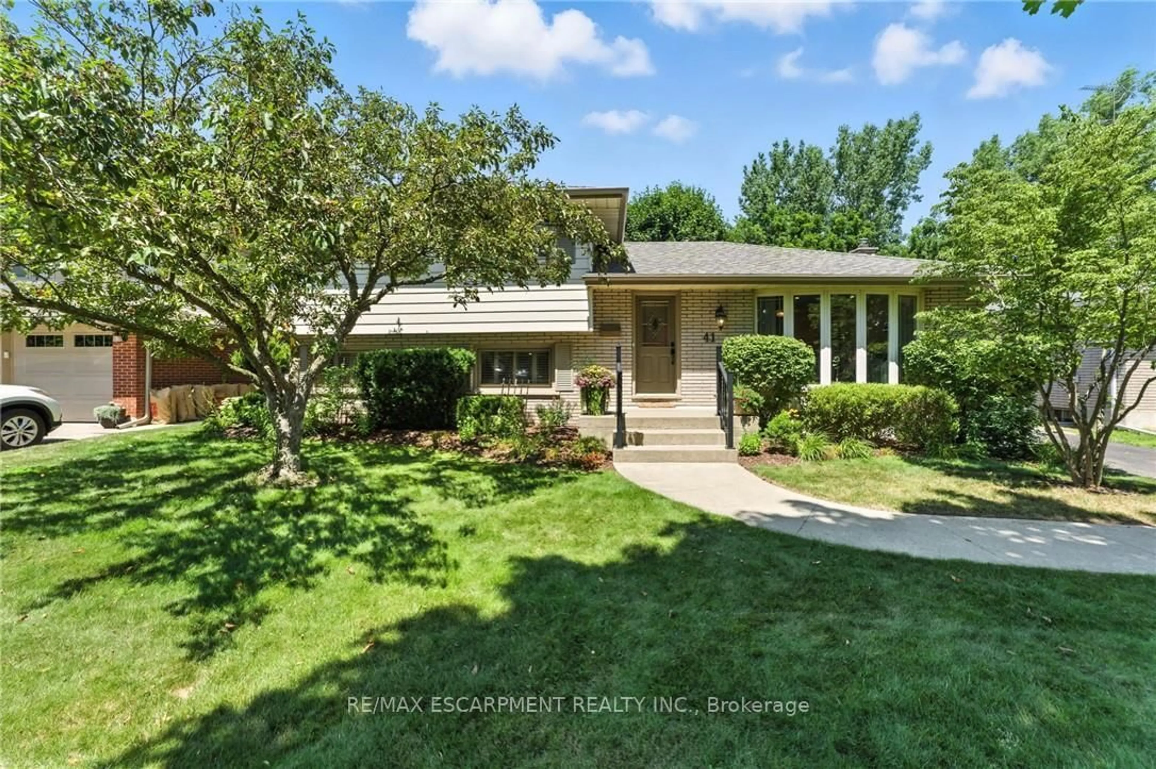 A pic from outside/outdoor area/front of a property/back of a property/a pic from drone, street for 41 Sherry Lane, Brantford Ontario N3R 2T3