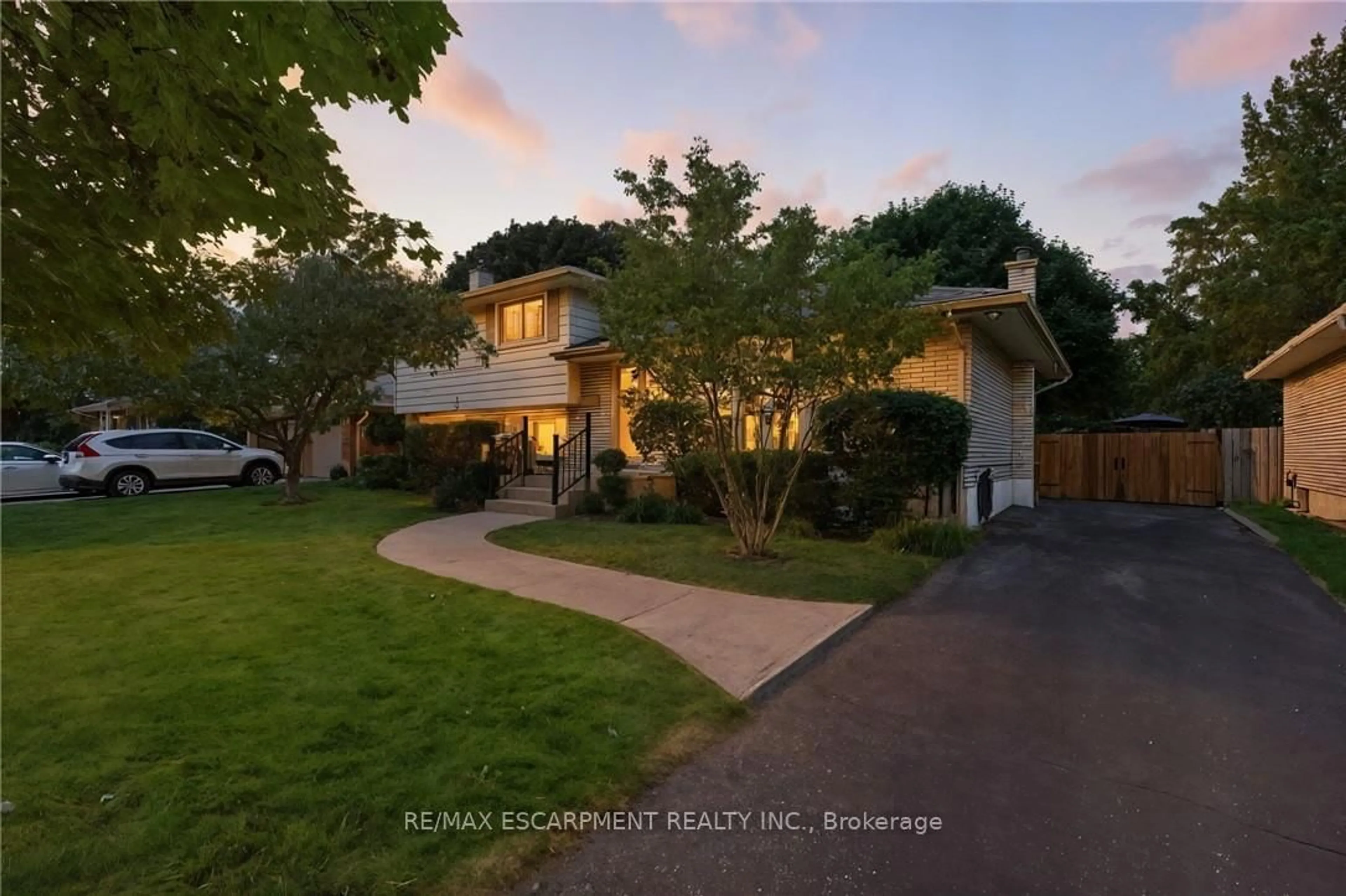 A pic from outside/outdoor area/front of a property/back of a property/a pic from drone, street for 41 Sherry Lane, Brantford Ontario N3R 2T3