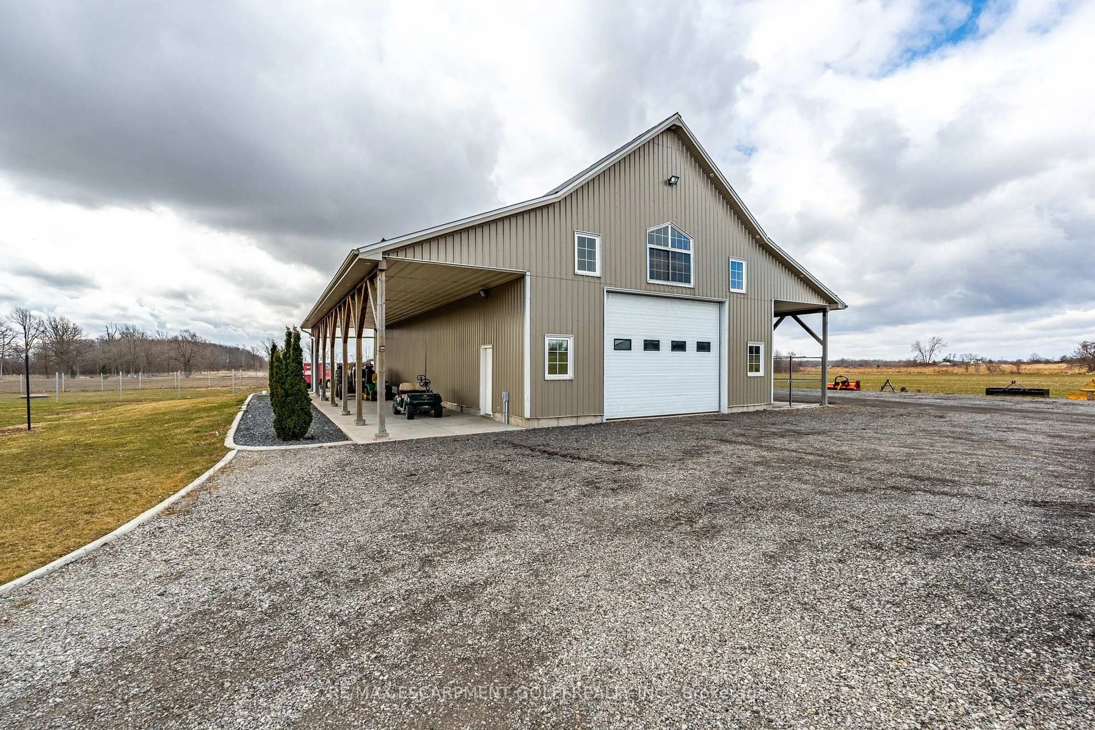 Indoor garage for 1130 RIDGE Rd, Hamilton Ontario L8J 2X5
