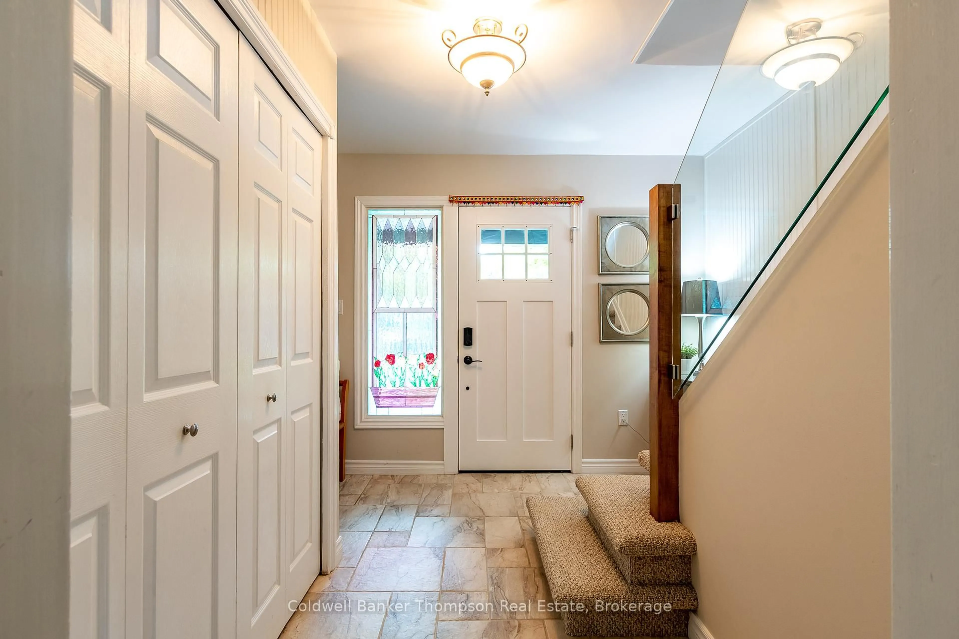 Indoor entryway for 19 Beechwood Path, Huntsville Ontario P1H 1S6