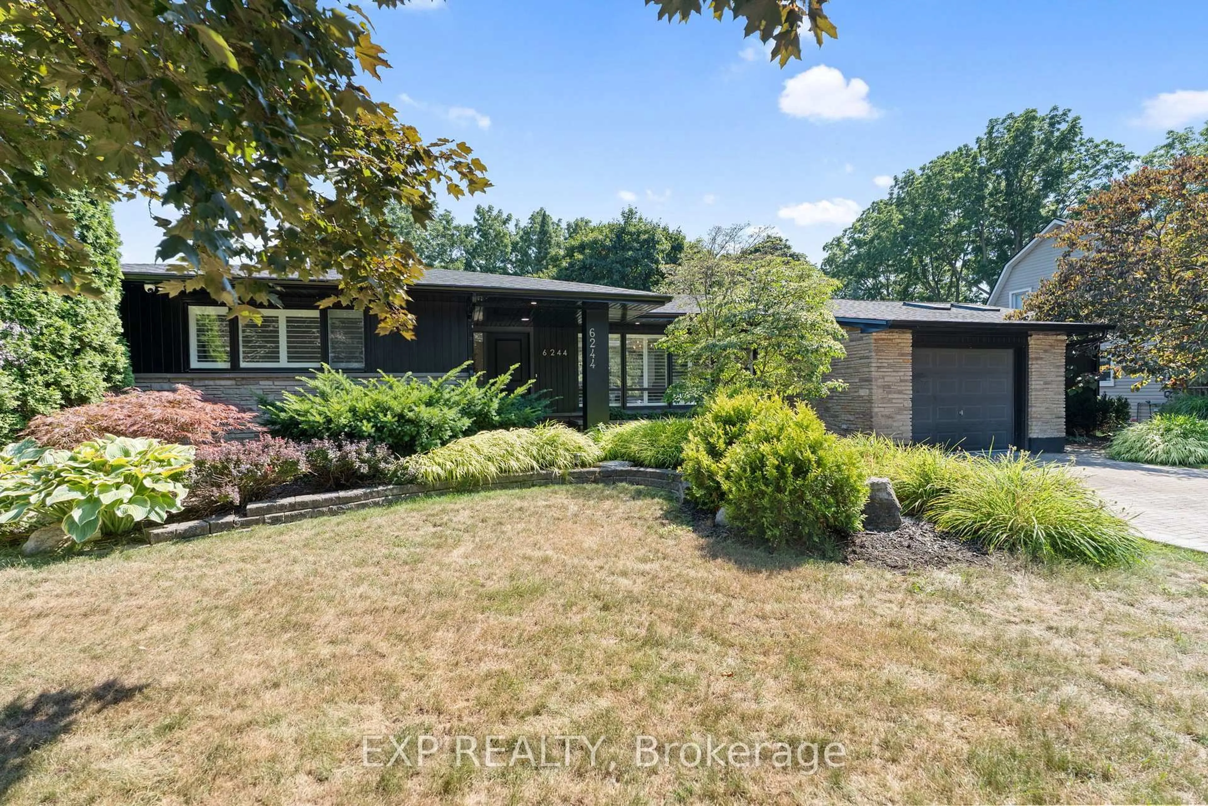 A pic from outside/outdoor area/front of a property/back of a property/a pic from drone, street for 6244 Russell St, Niagara Falls Ontario L2J 1P1