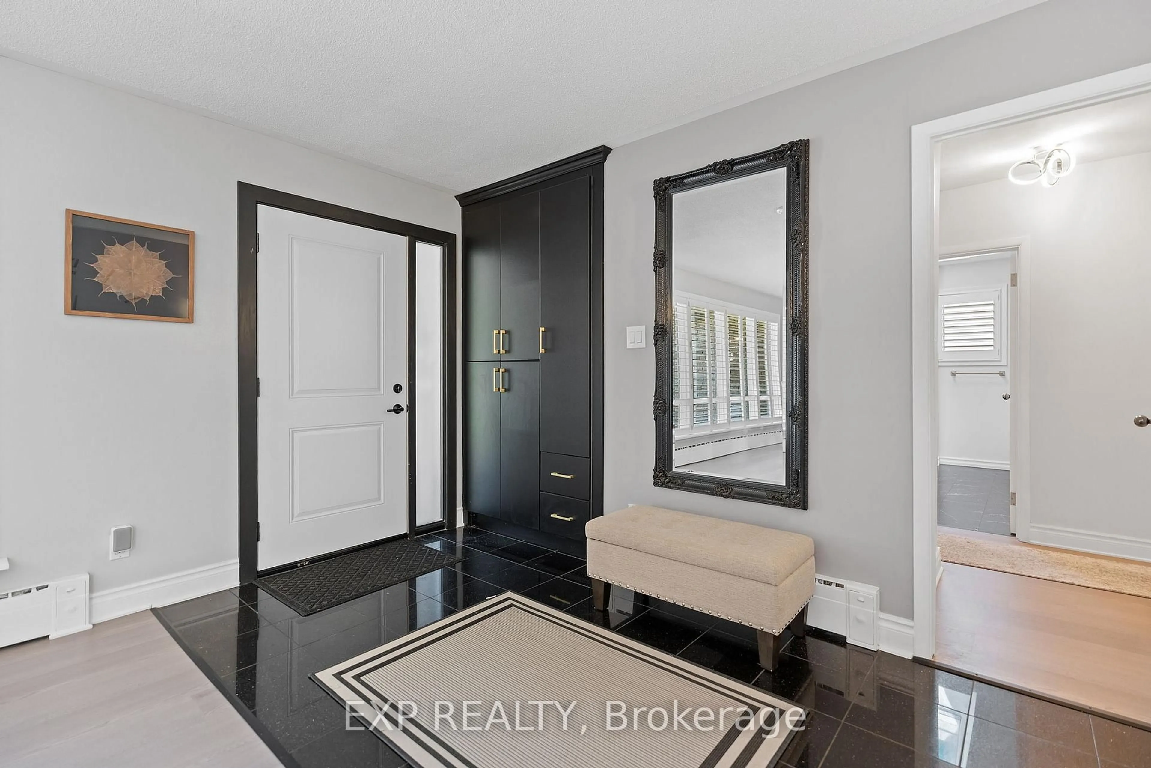 Indoor entryway for 6244 Russell St, Niagara Falls Ontario L2J 1P1