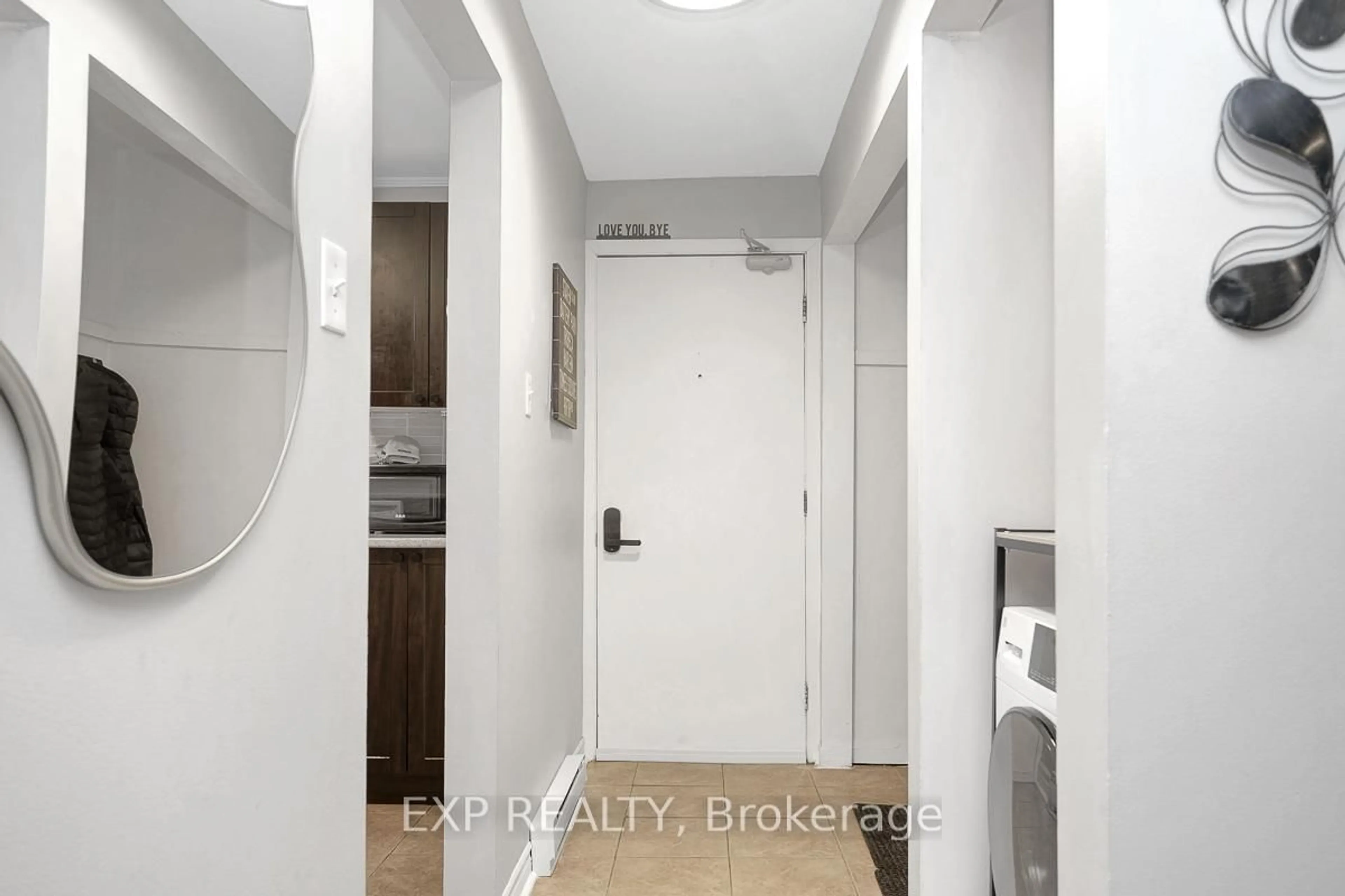 Indoor entryway for 244 CHARLOTTE St #1, Ottawa Ontario K1N 8L3