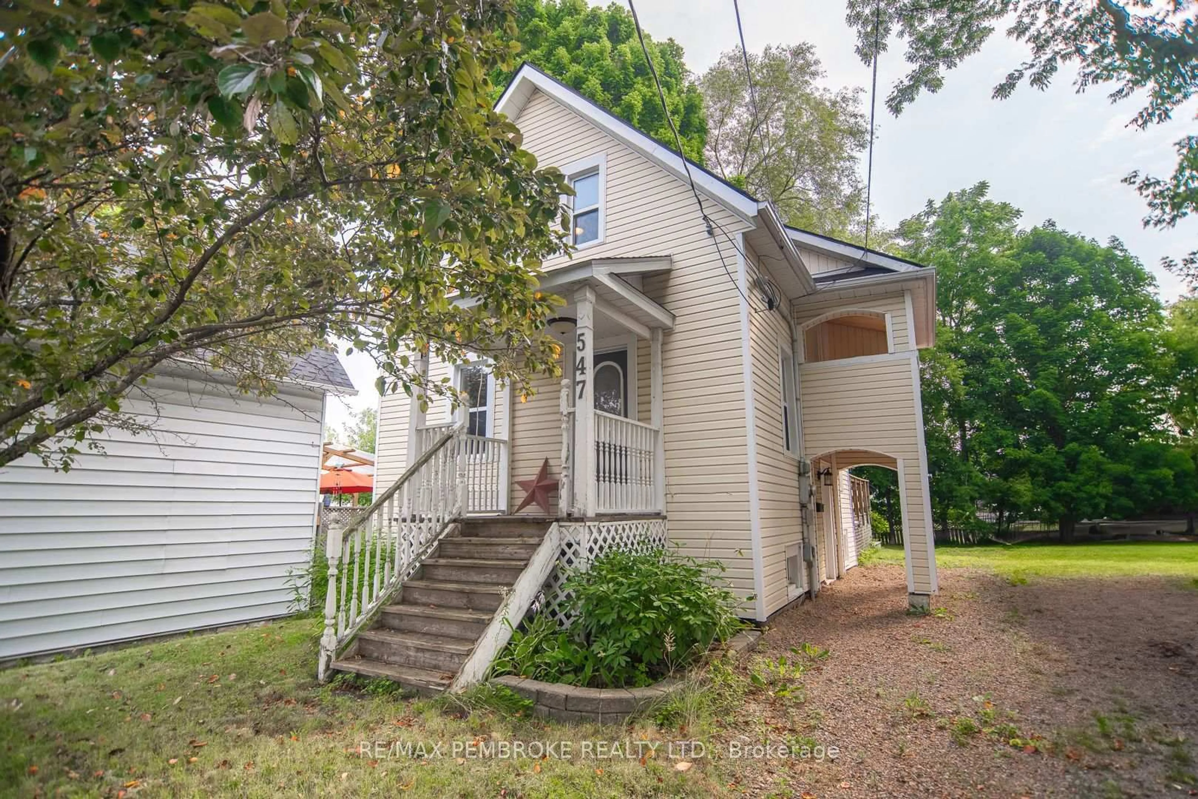 Home with vinyl exterior material, street for 547 Mackay St, Pembroke Ontario K8A 1E8