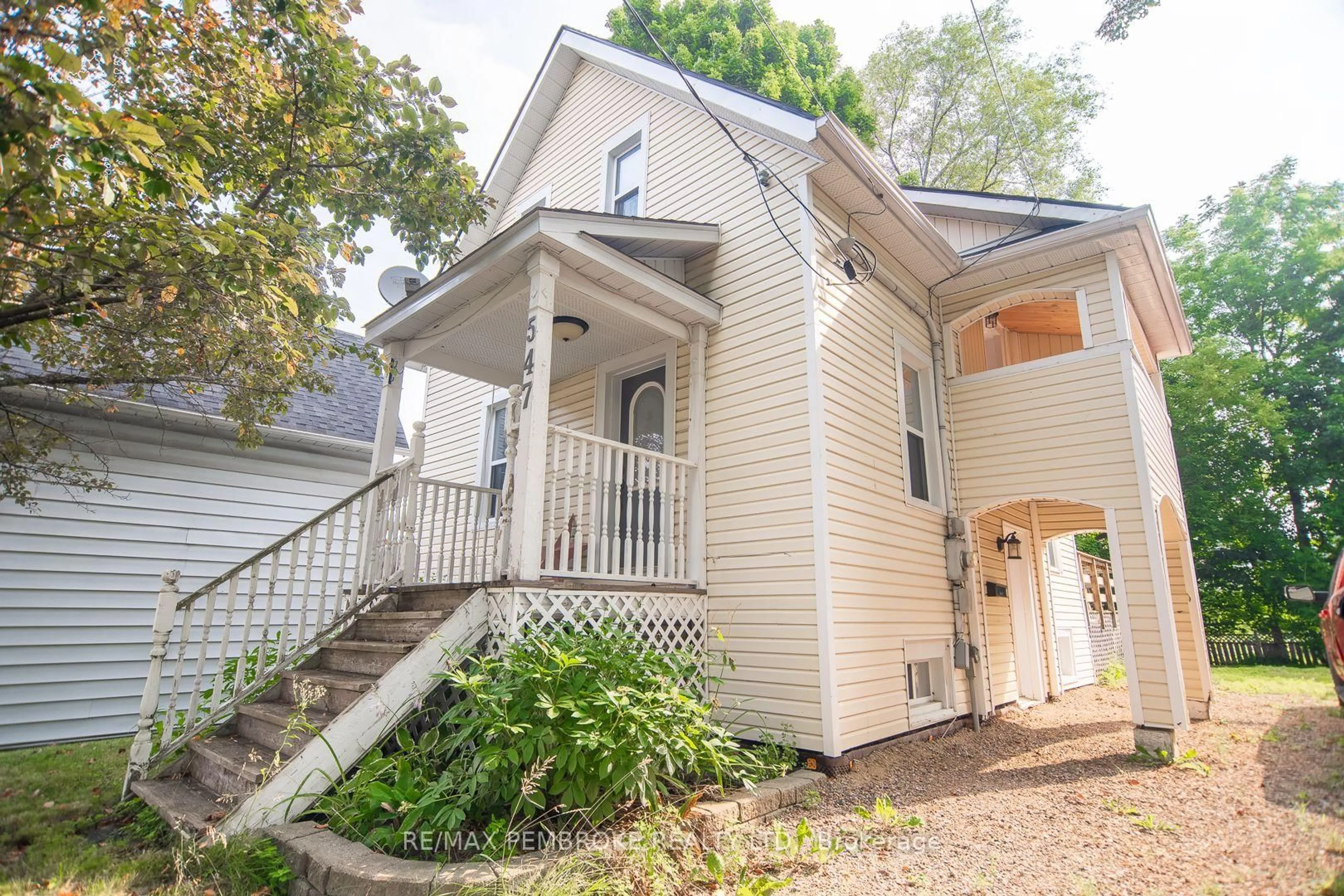 Unknown for 547 Mackay St, Pembroke Ontario K8A 1E8