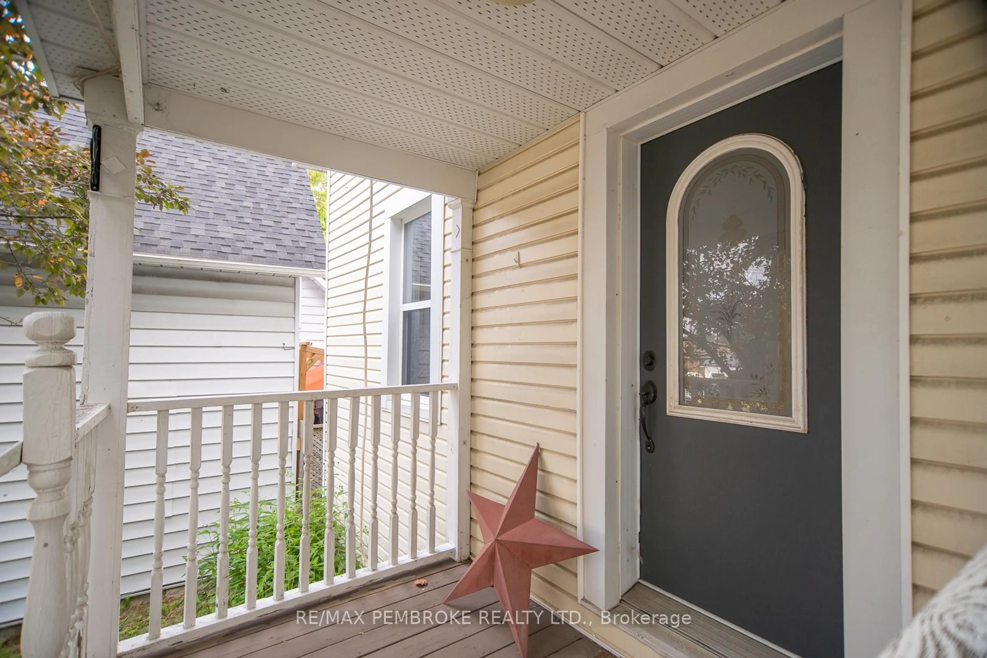 Unknown for 547 Mackay St, Pembroke Ontario K8A 1E8