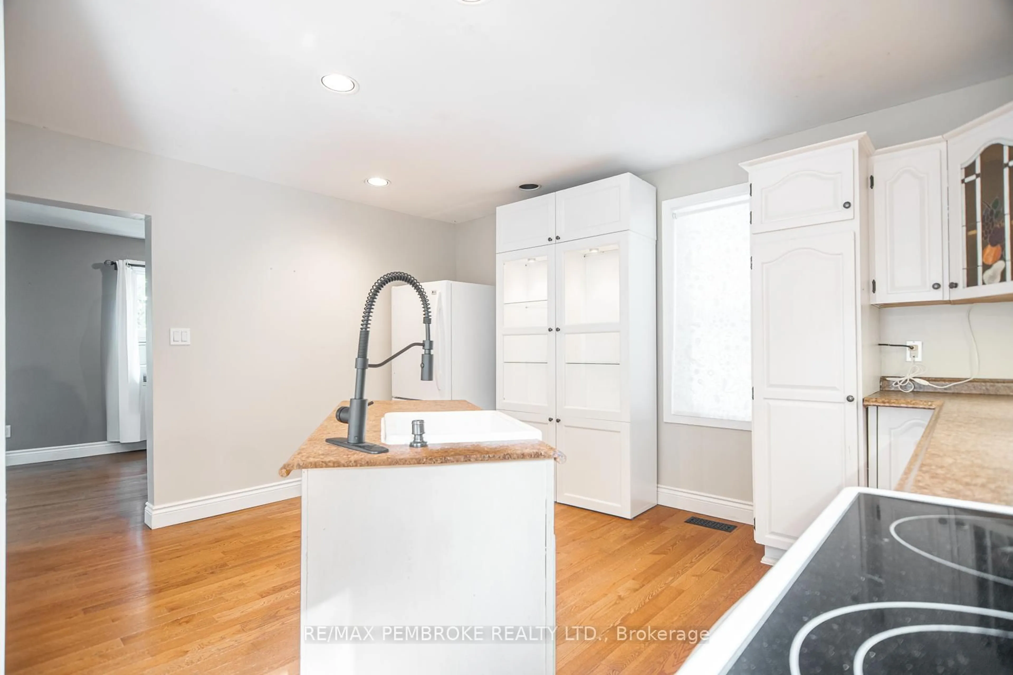 Unknown for 547 Mackay St, Pembroke Ontario K8A 1E8
