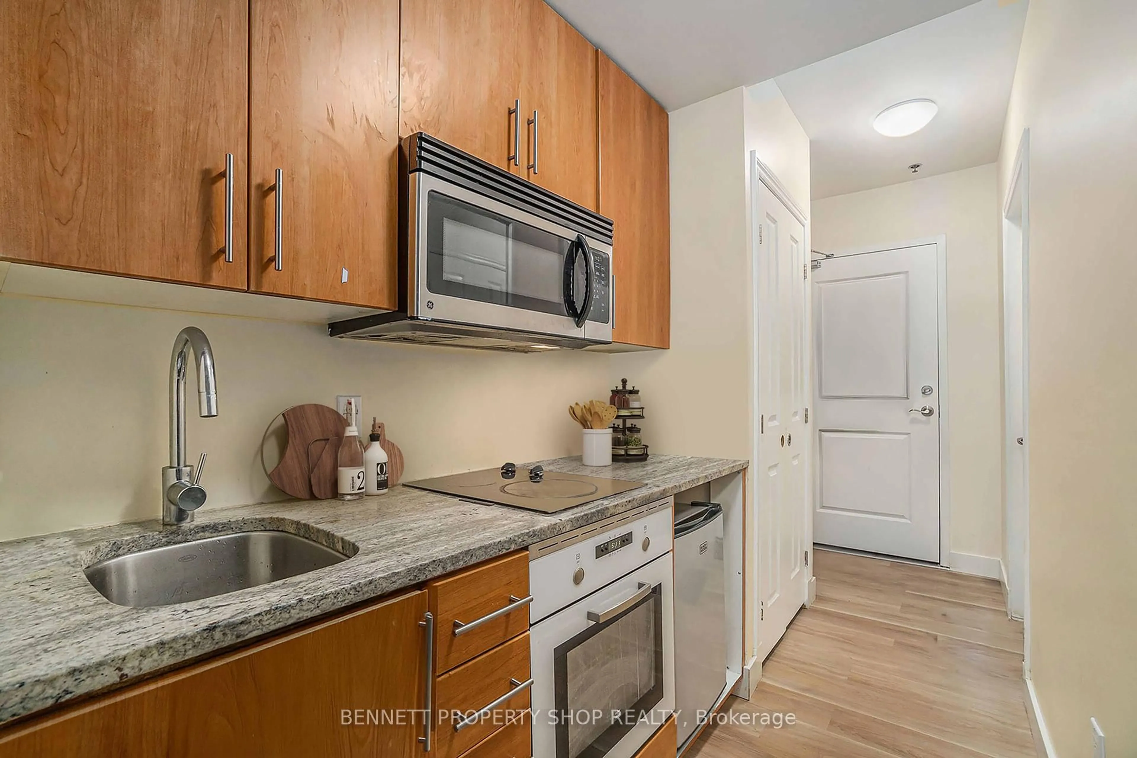 Standard kitchen, unknown for 429 Kent St #313, Ottawa Ontario K2P 1B5