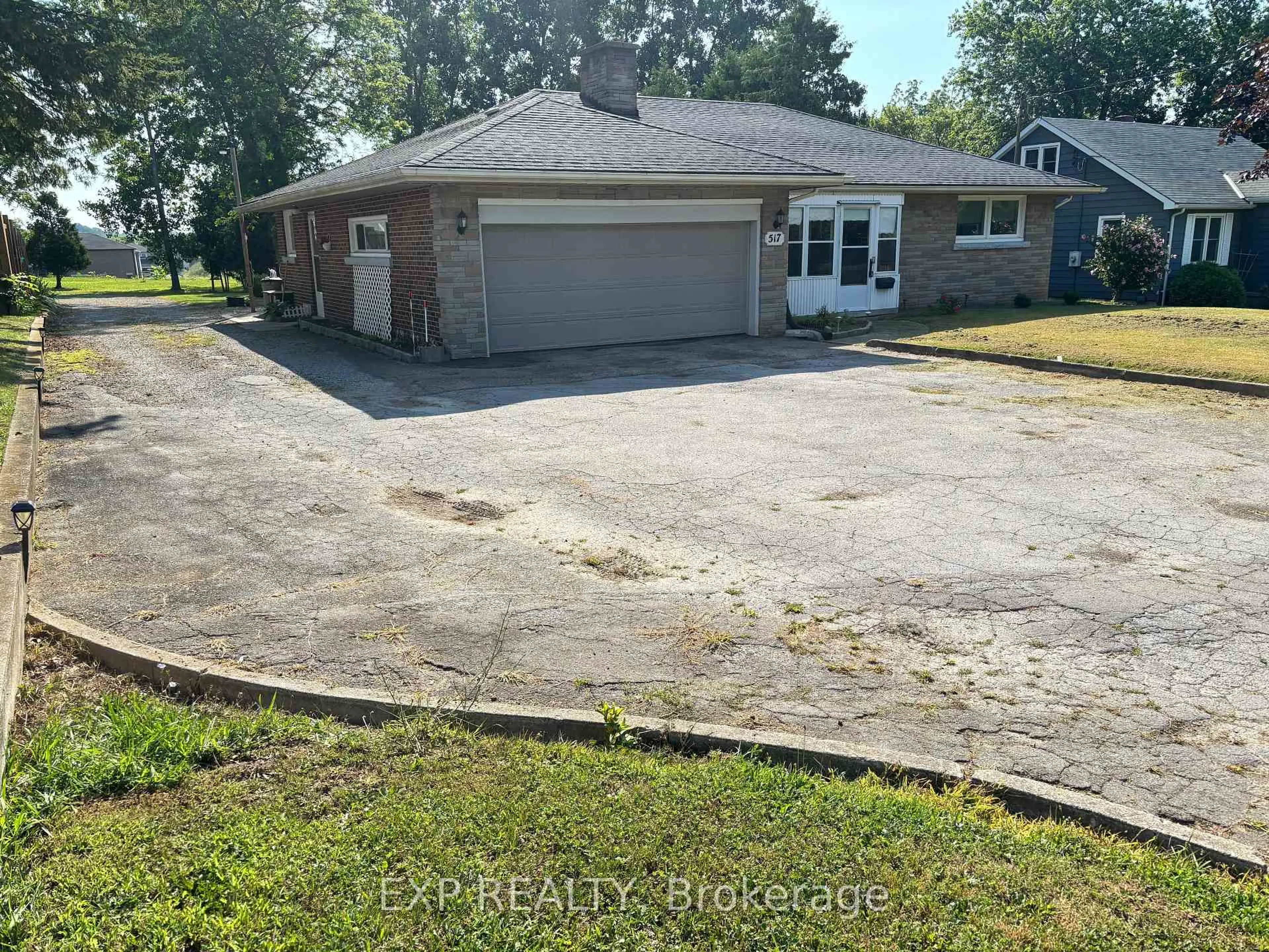 A pic from outside/outdoor area/front of a property/back of a property/a pic from drone, street for 517 Norfolk St, Norfolk Ontario N3Y 2X6