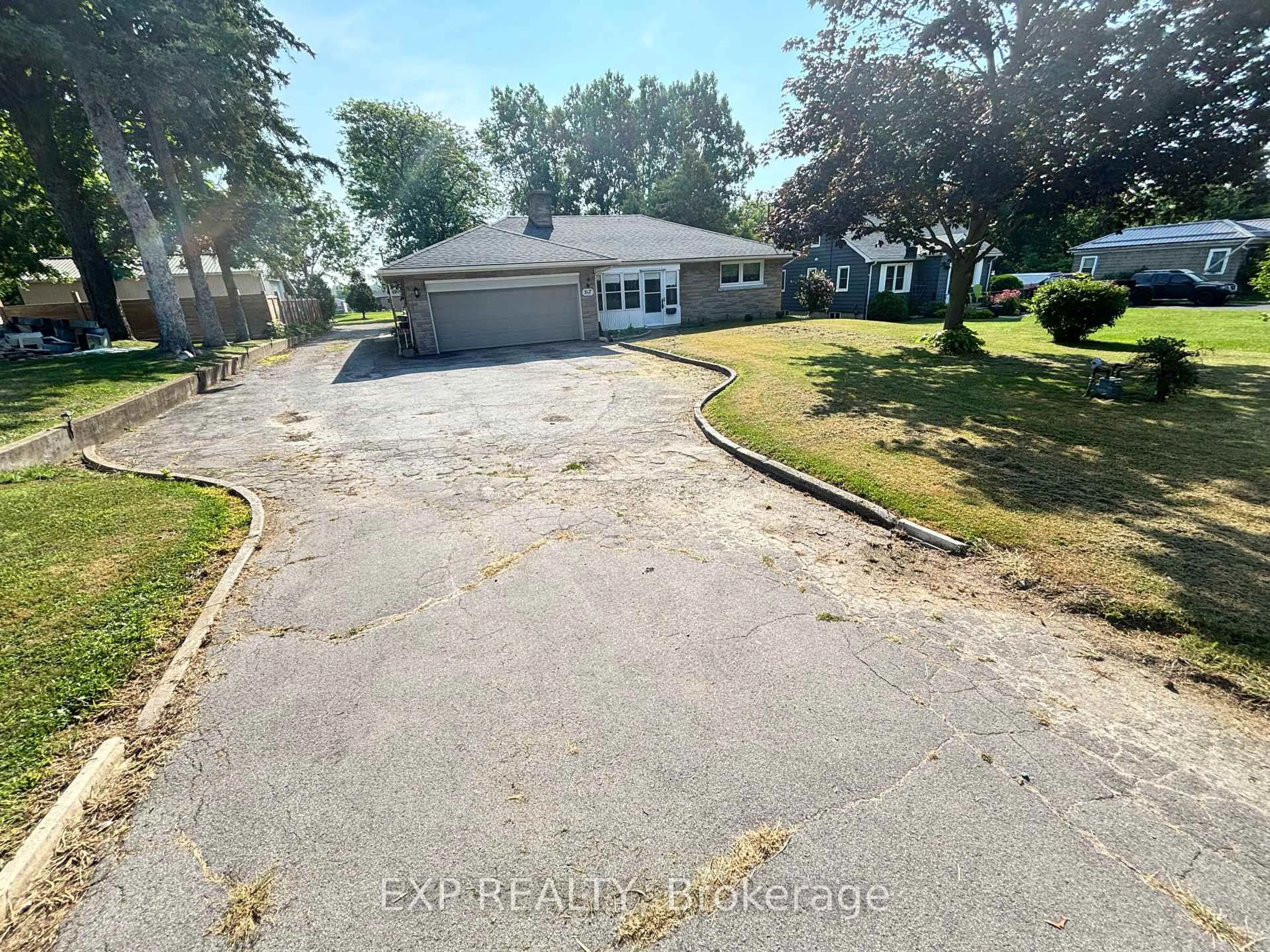 A pic from outside/outdoor area/front of a property/back of a property/a pic from drone, street for 517 Norfolk St, Norfolk Ontario N3Y 2X6