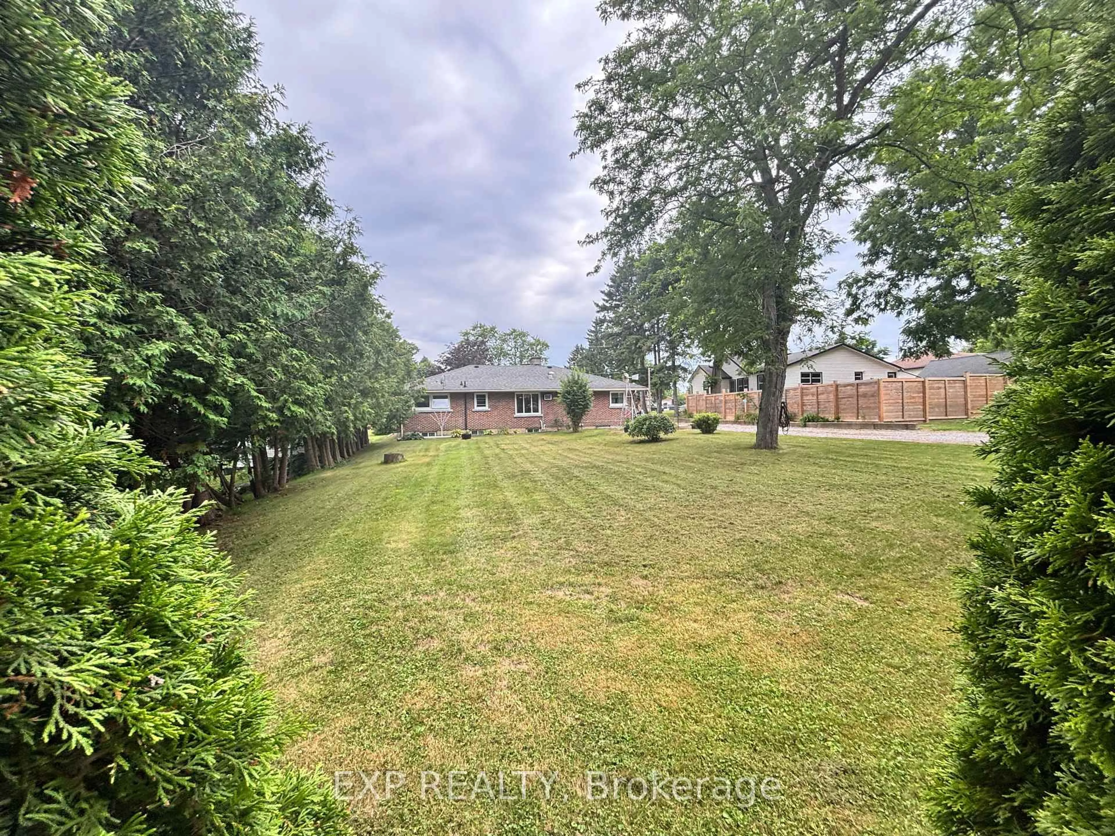 A pic from outside/outdoor area/front of a property/back of a property/a pic from drone, unknown for 517 Norfolk St, Norfolk Ontario N3Y 2X6