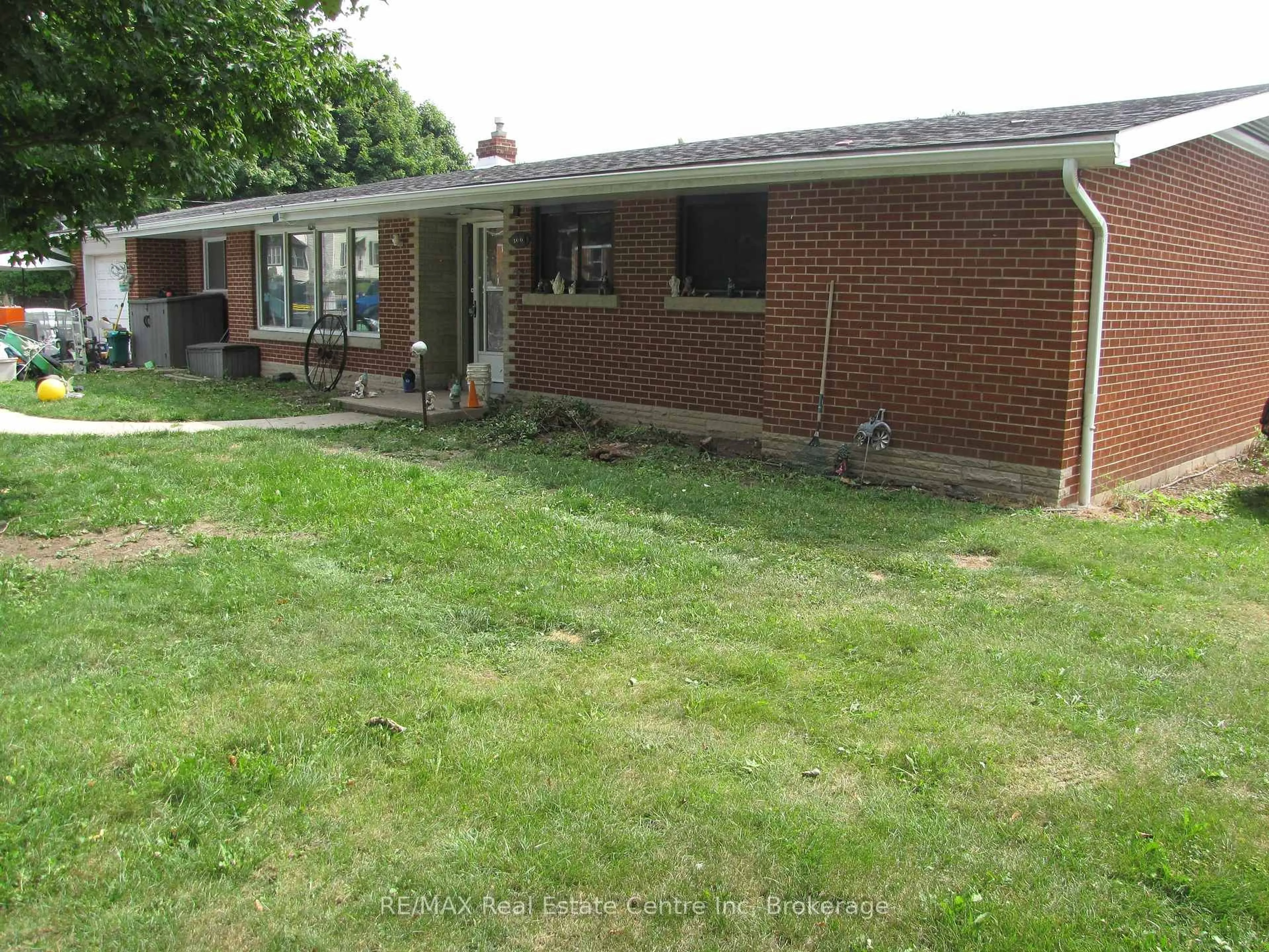 A pic from outside/outdoor area/front of a property/back of a property/a pic from drone, unknown for 100 Edward St, Wellington North Ontario N0G 1A0