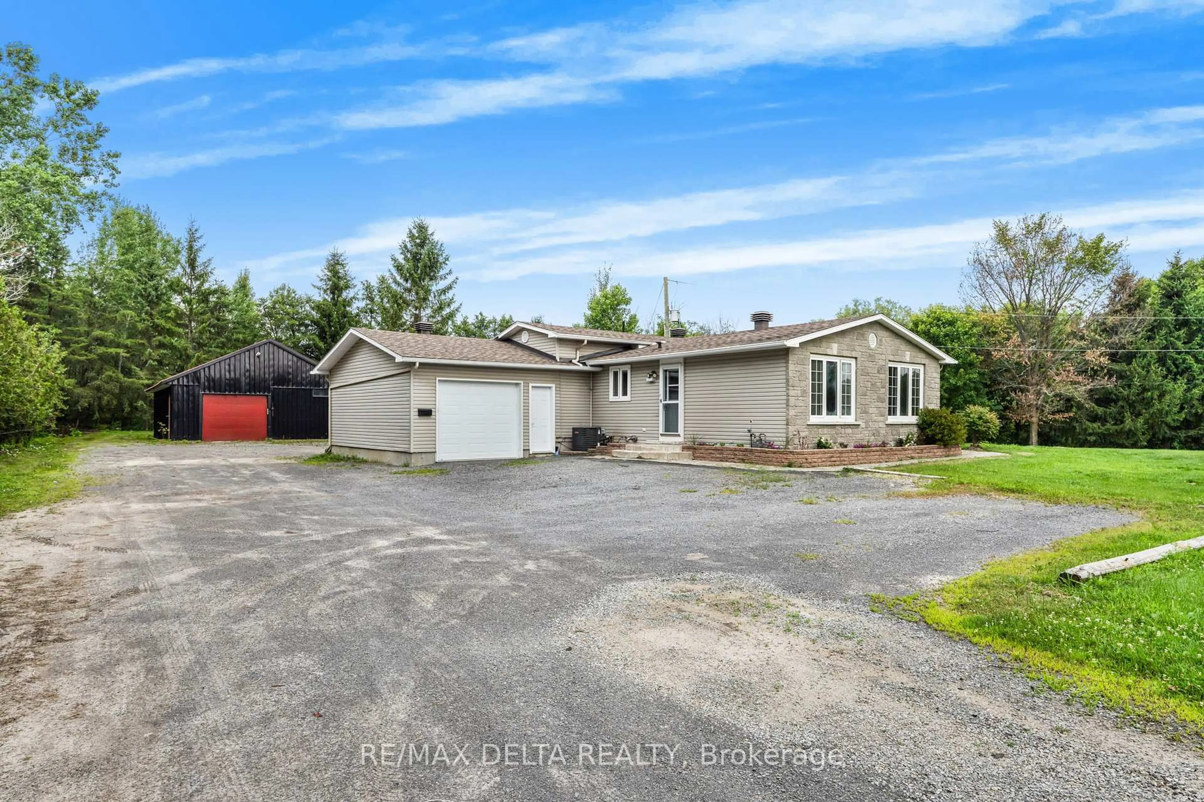 A pic from outside/outdoor area/front of a property/back of a property/a pic from drone, street for 353 Russell Rd, Clarence-Rockland Ontario K0A 2A0