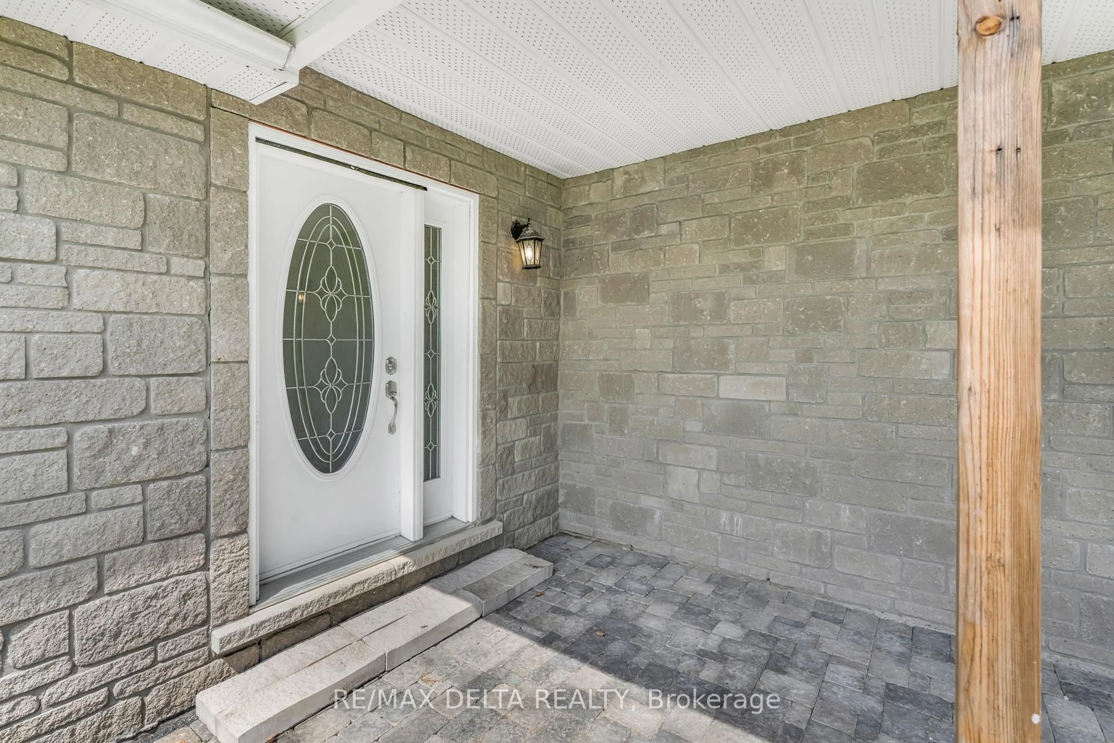 Indoor entryway for 353 Russell Rd, Clarence-Rockland Ontario K0A 2A0