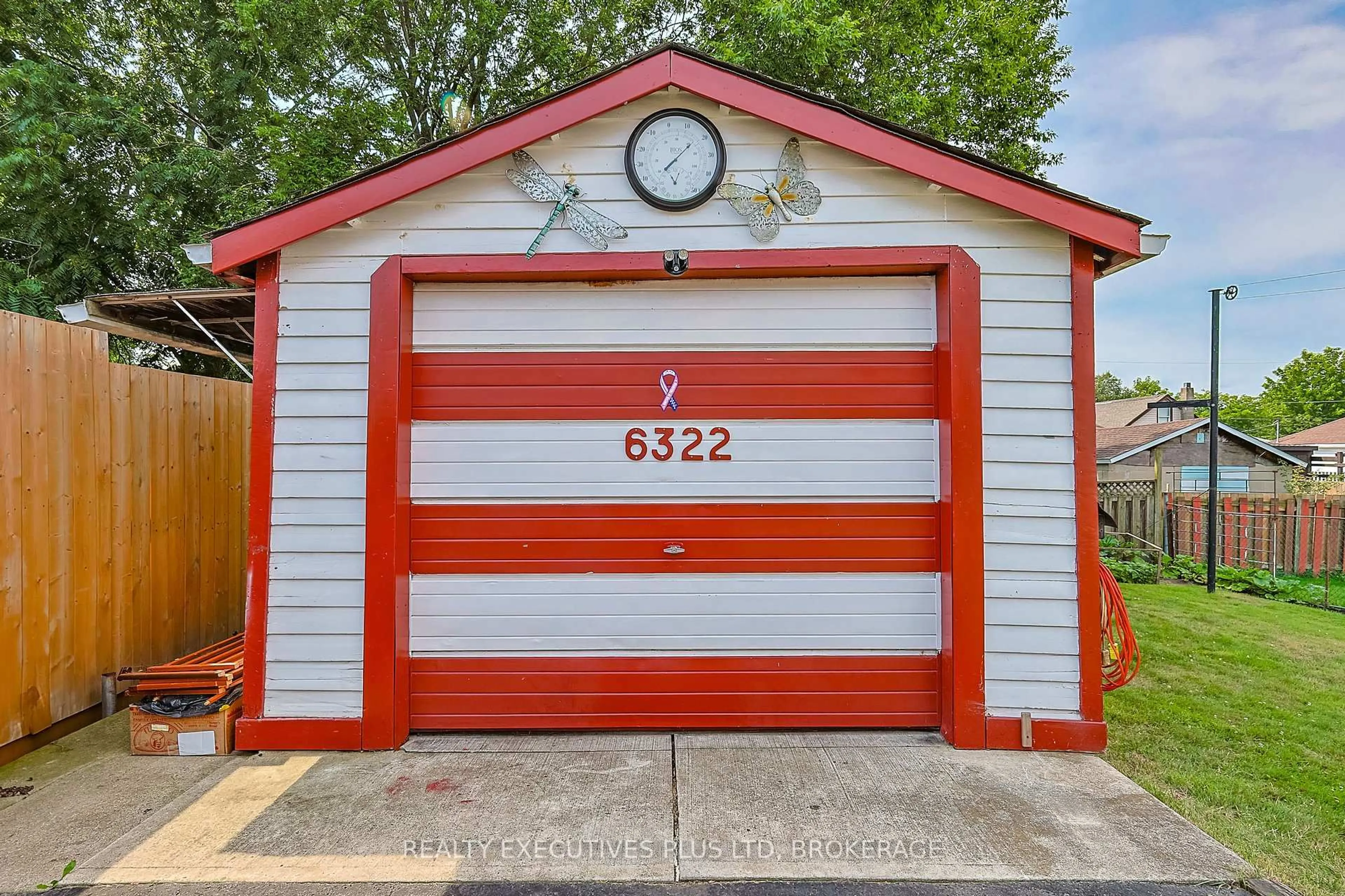 Indoor garage for 6322 Monroe St, Niagara Falls Ontario L2G 2G8
