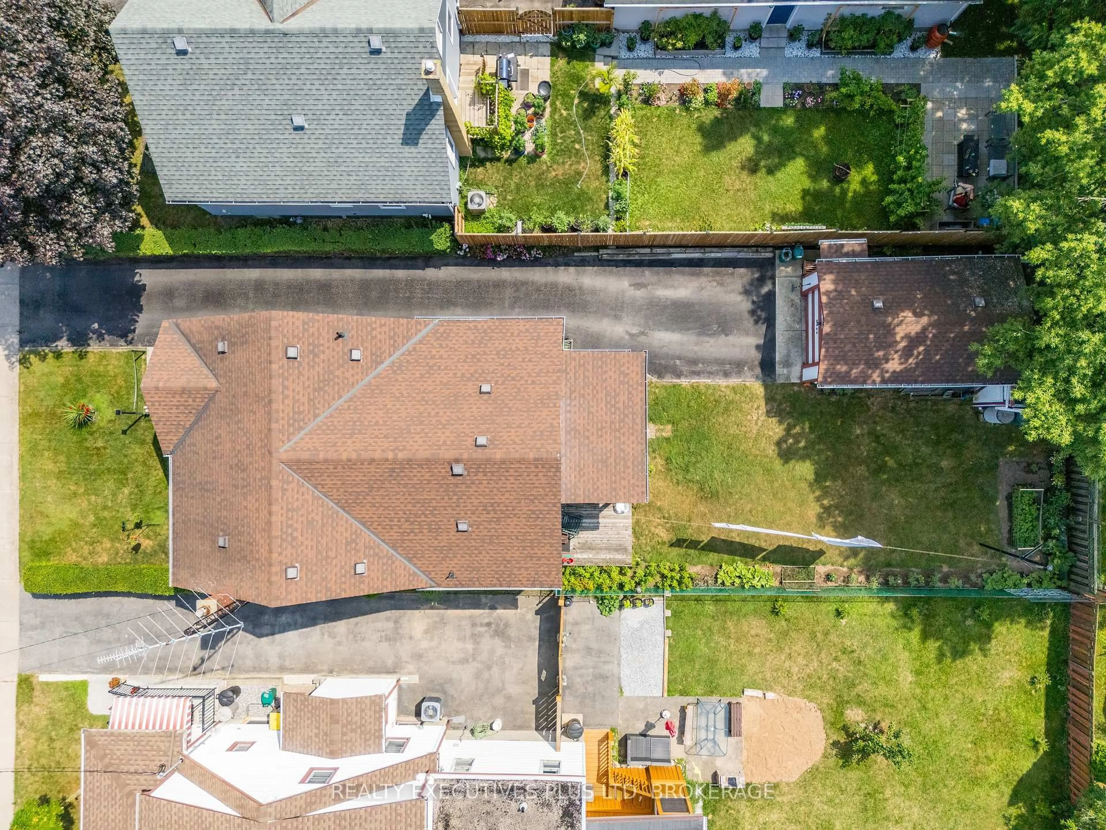 A pic from outside/outdoor area/front of a property/back of a property/a pic from drone, street for 6322 Monroe St, Niagara Falls Ontario L2G 2G8